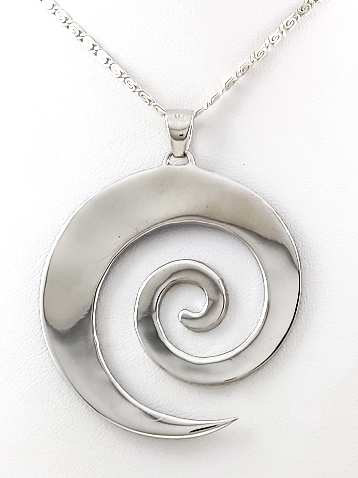 Collier avec pendentif en argent et opale bleue en spirale grecque, grand collier de 50 mm