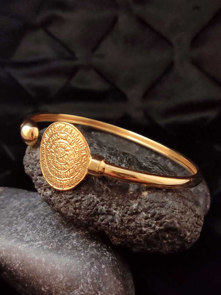 Adjustable gold-plated cuff bracelet on wrist – Fits 17-19 cm (6.7 - 7.5 inches) for a comfortable and stylish look.