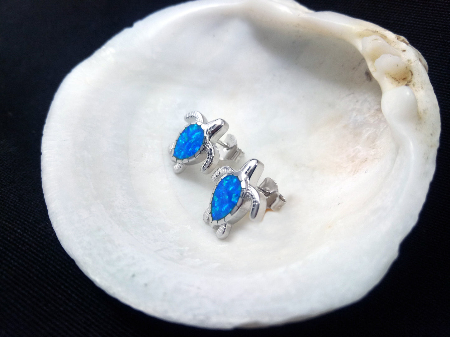 Sterling Silver 925 Sea Turtle 13x13mm Opal Stud Earrings, Turtle Fire Opal Silver Earrings, Griechischer Blau Opal Ohrringe, Grecque Bijoux