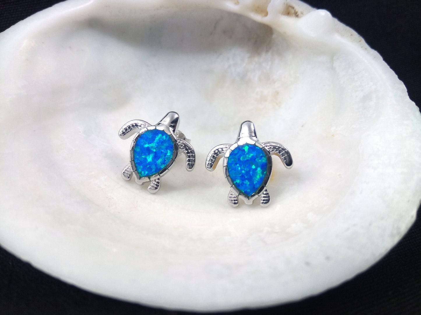Sterling Silver 925 Sea Turtle 13x13mm Opal Stud Earrings, Turtle Fire Opal Silver Earrings, Griechischer Blau Opal Ohrringe, Grecque Bijoux