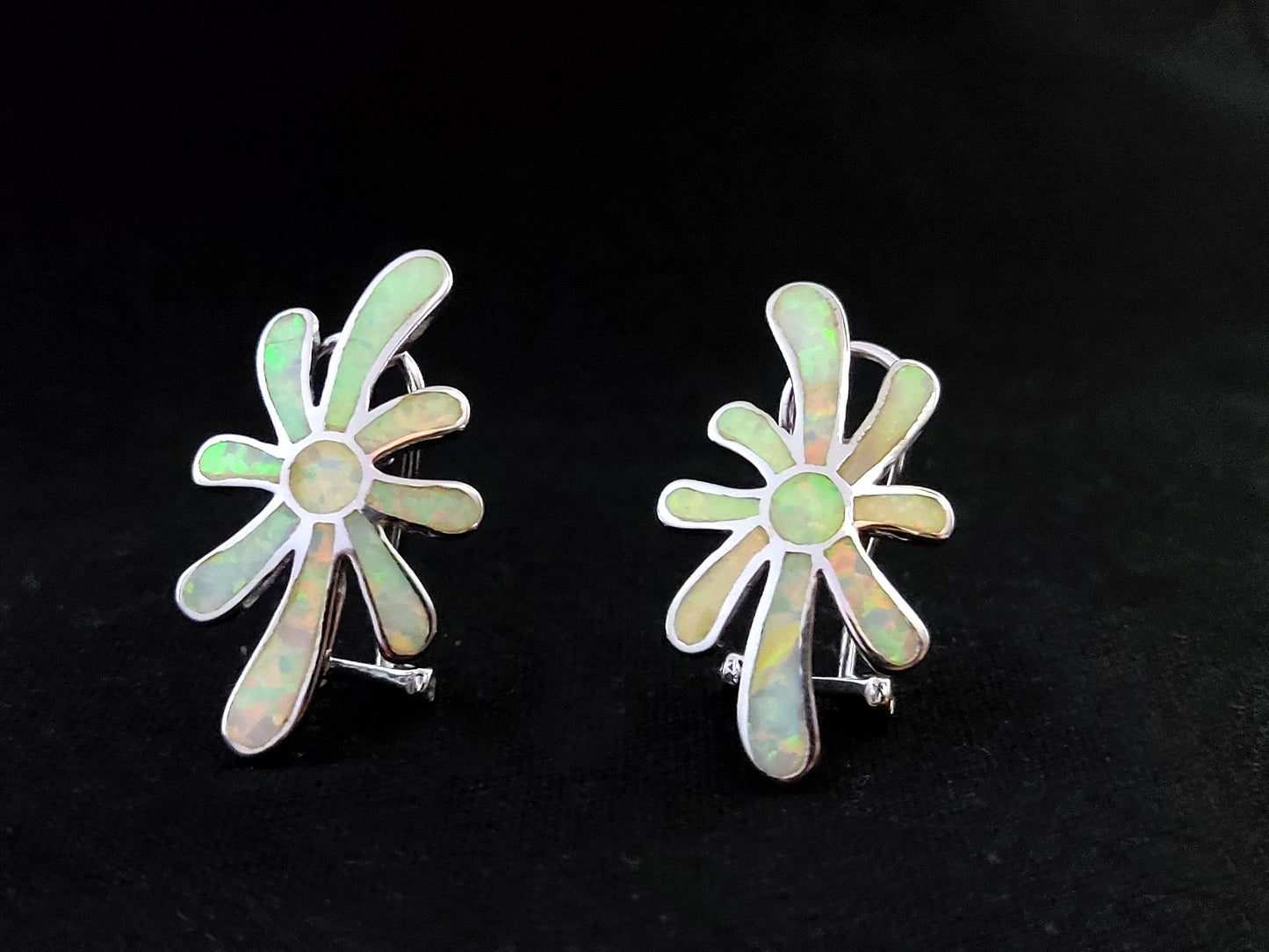 Sterling Silver 925 Fire Rainbow White Opal Flower Earrings, Flower Earrings, White Opal Earrings With French Clip, Griechischer Ohrringe
