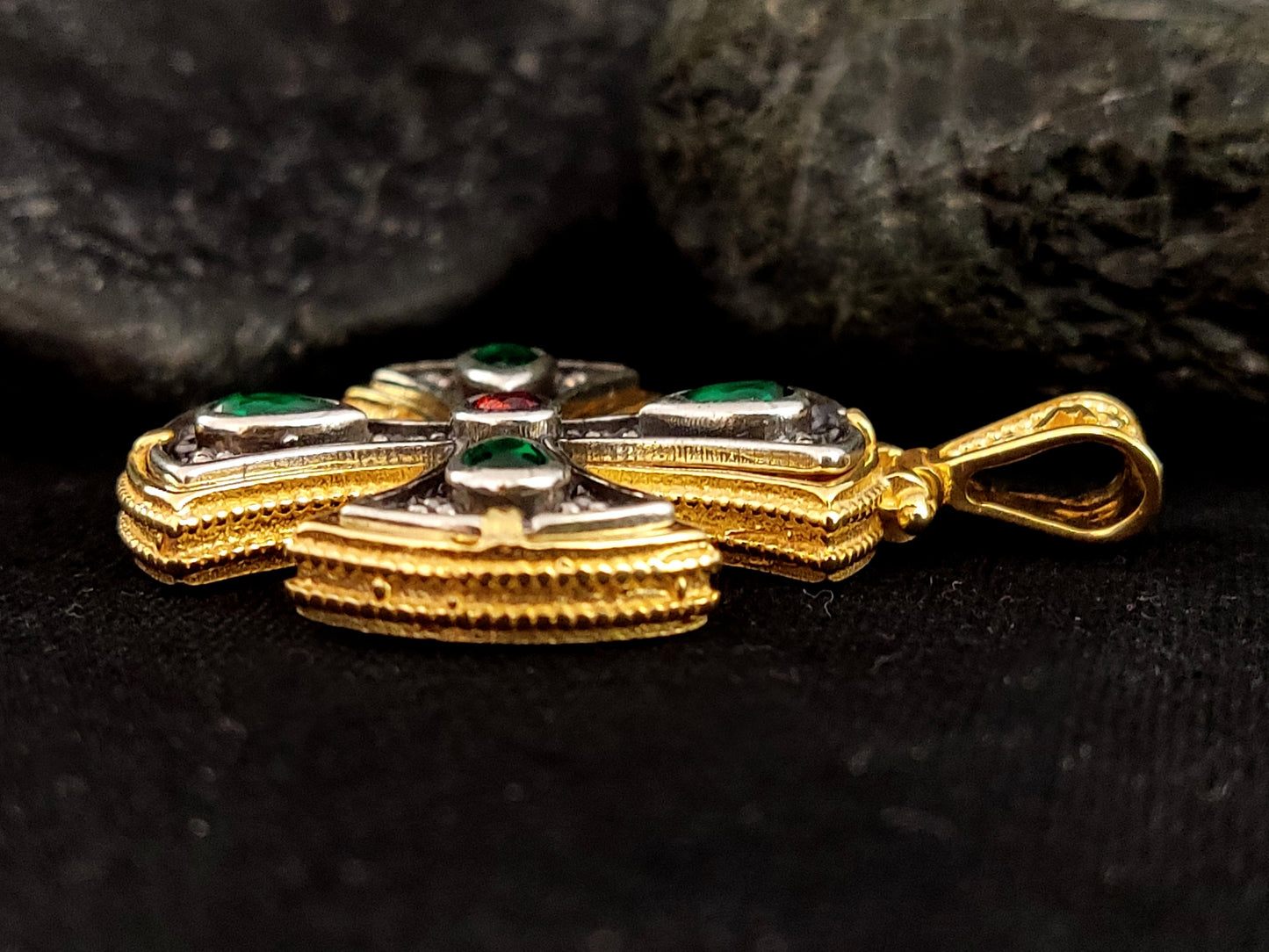 Griechisches byzantinisches Silberkreuz, zweifarbiges Silber vergoldetes rotes grünes Steinkreuz, griechischer Silberkreuz, griechischer Schmuck, Bijoux Grecque