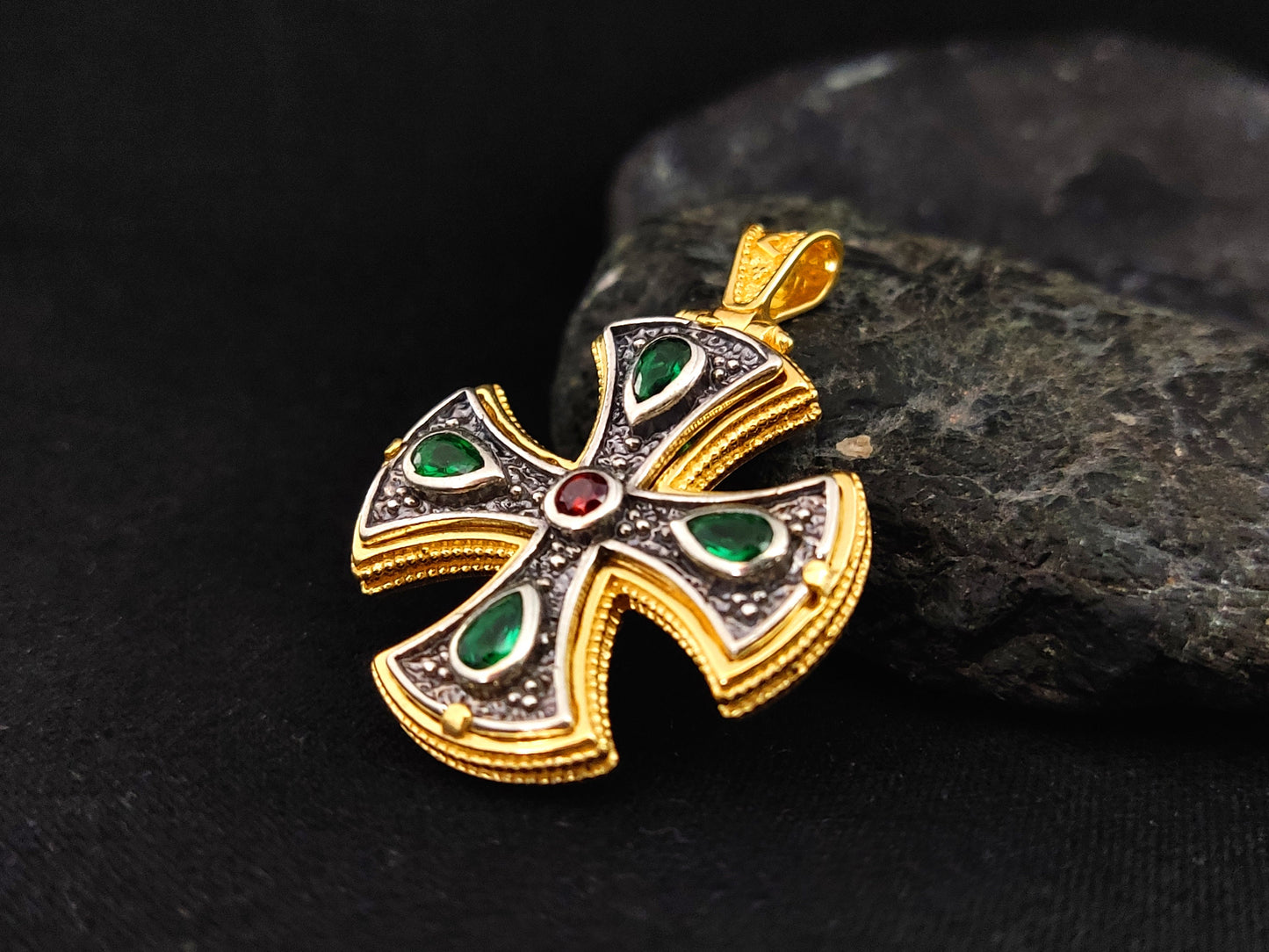 Griechisches byzantinisches Silberkreuz, zweifarbiges Silber vergoldetes rotes grünes Steinkreuz, griechischer Silberkreuz, griechischer Schmuck, Bijoux Grecque