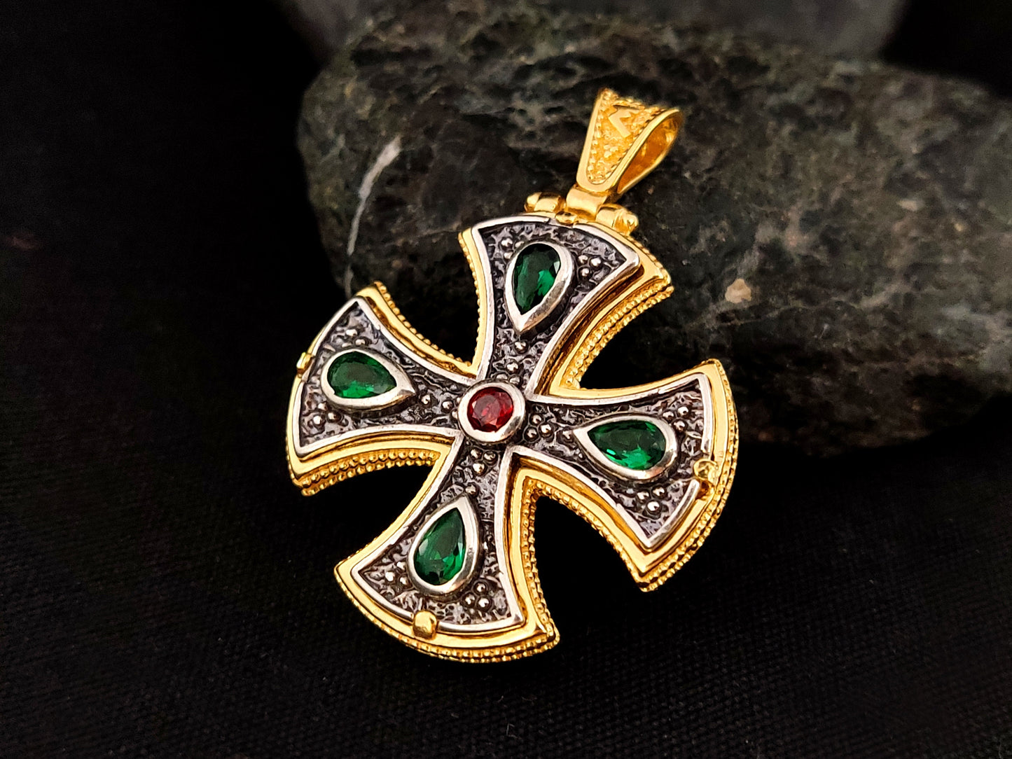 Griechisches byzantinisches Silberkreuz, zweifarbiges Silber vergoldetes rotes grünes Steinkreuz, griechischer Silberkreuz, griechischer Schmuck, Bijoux Grecque