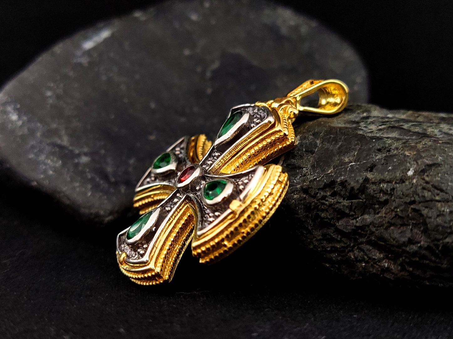 Griechisches byzantinisches Silberkreuz, zweifarbiges Silber vergoldetes rotes grünes Steinkreuz, griechischer Silberkreuz, griechischer Schmuck, Bijoux Grecque