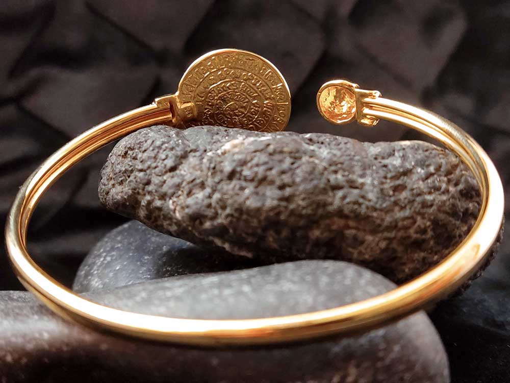 Greek-inspired Phaistos Disc bracelet in gift box – Beautifully packaged, perfect for gifting to history and mythology lovers.