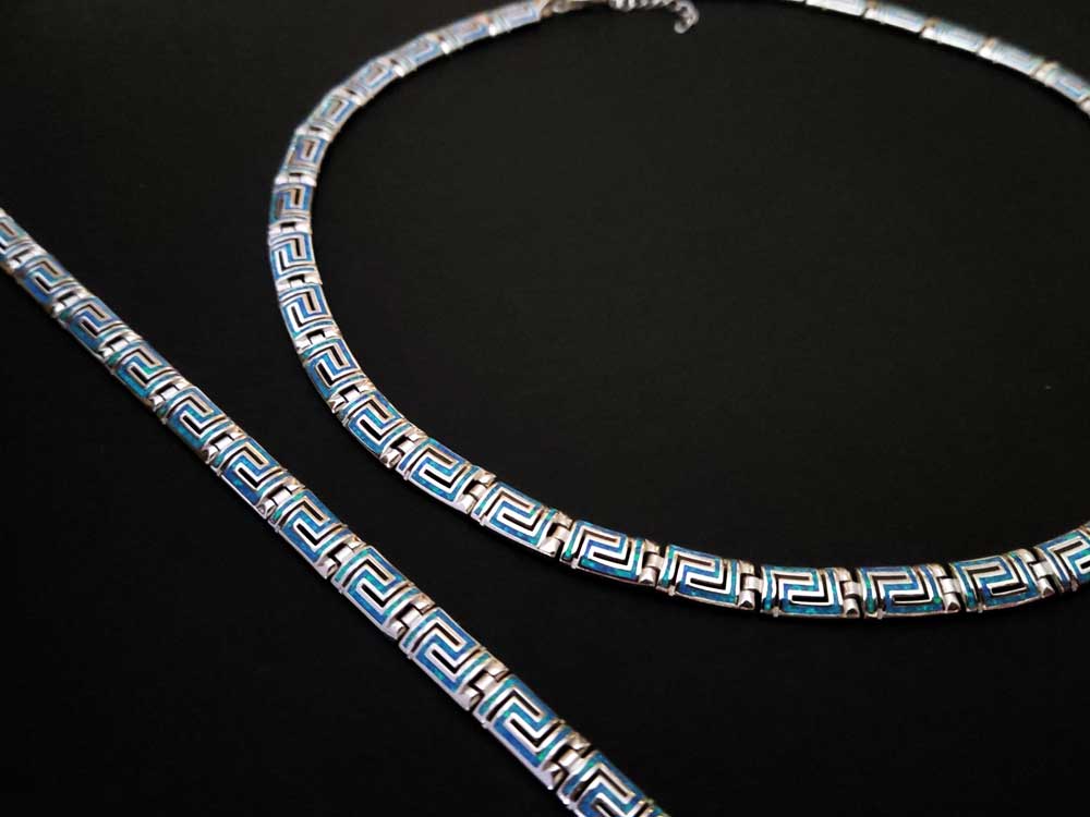 Ensemble de bijoux avec bracelet et collier en argent avec opale bleue et clé grecque