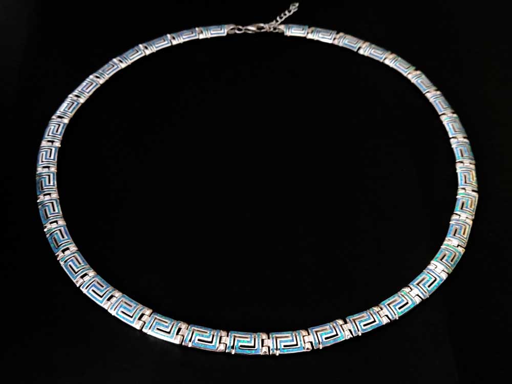 Gebogene Silberhalskette mit griechischem Schlüssel und blauem Opal