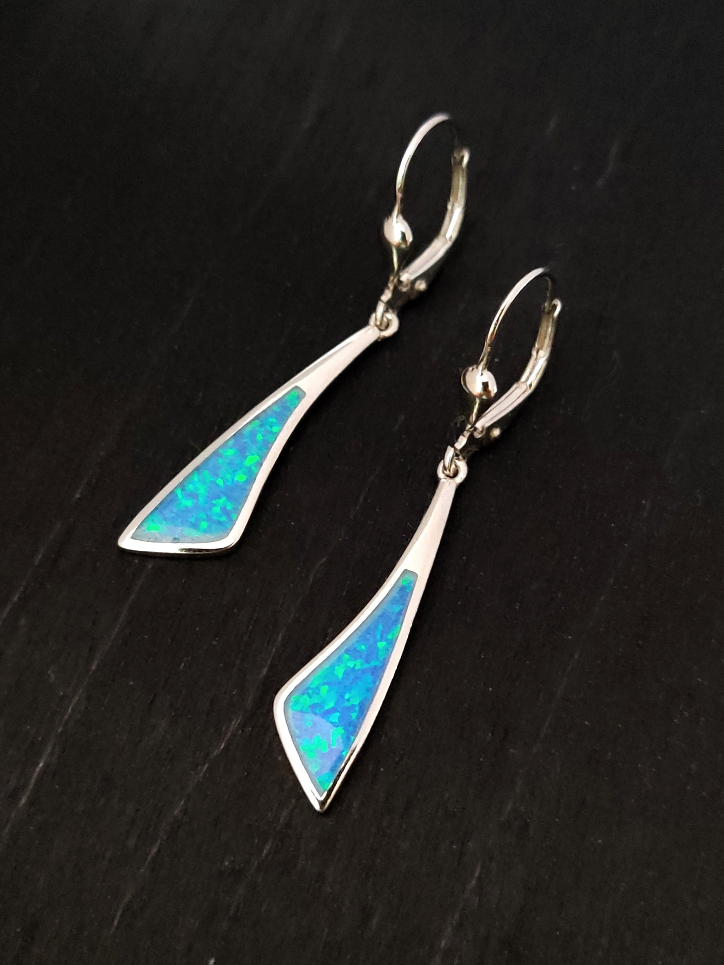 Boucles d'oreilles pendantes incurvées en argent sterling 925 avec opale bleue