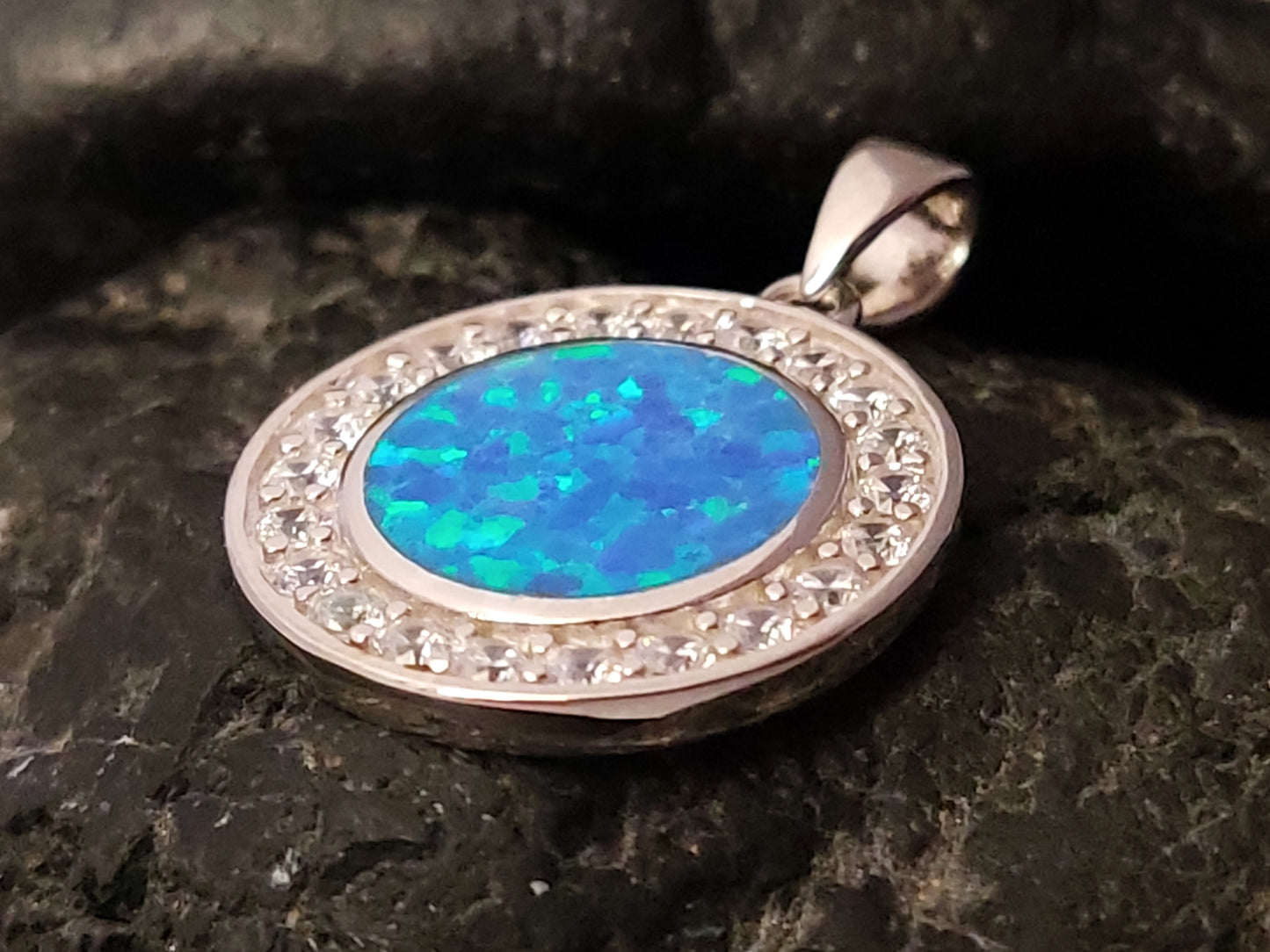 Cristaux de pierre d'opale bleue pendentif grec rond en argent 19mm