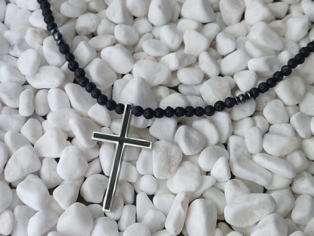 Collier croix grecque en acier inoxydable avec pierres de lave