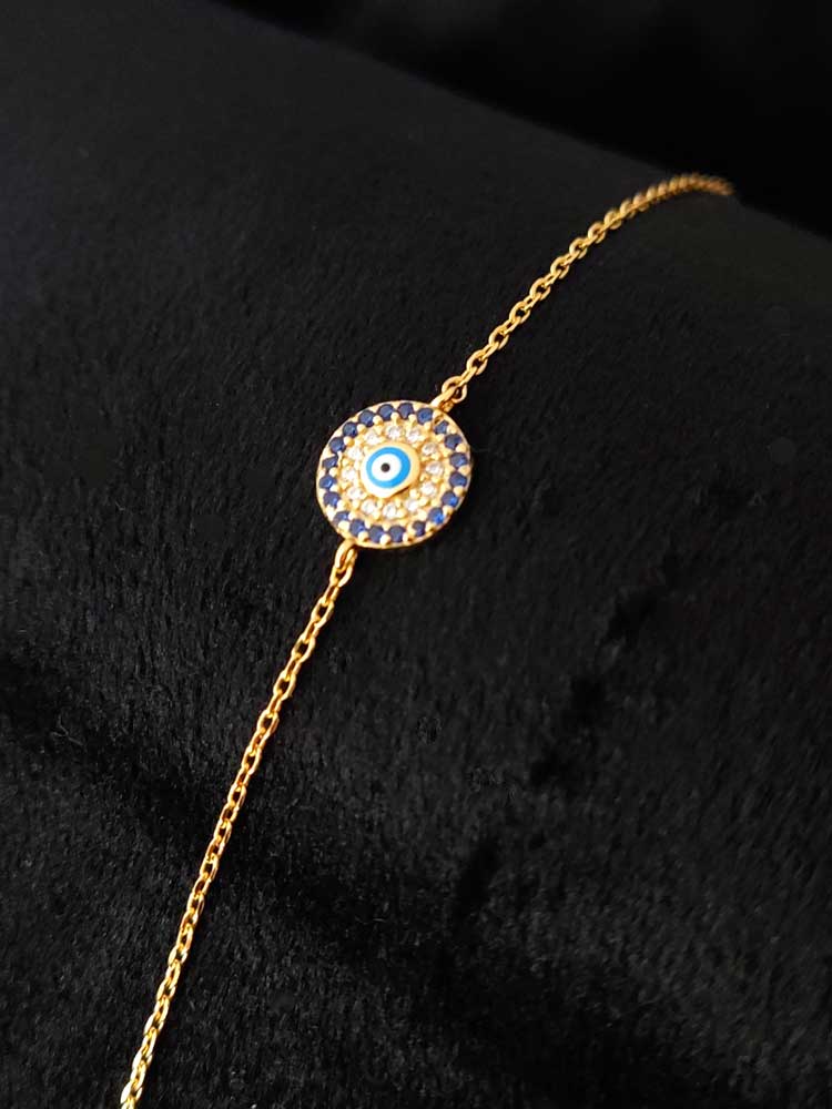 Adjustable 16–19 cm gold-plated silver bracelet featuring a 9 mm dark blue crystal Evil Eye pendant for protection and style.