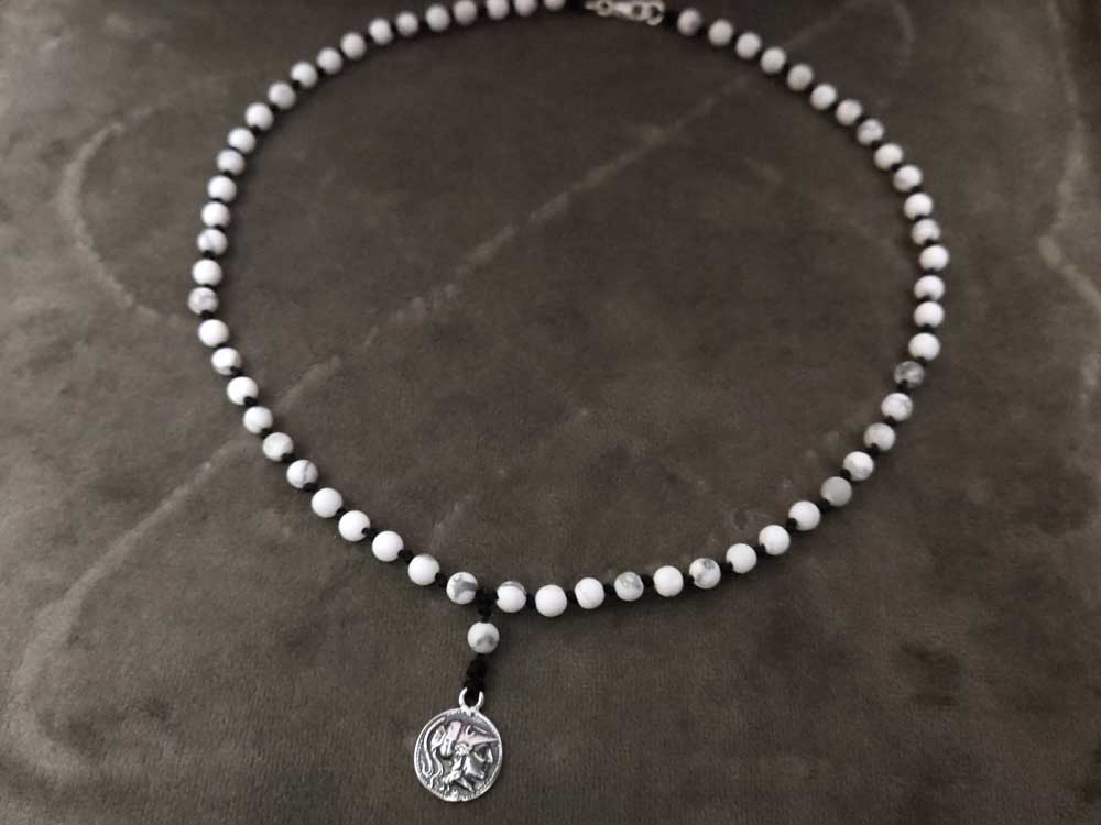 Handgemachte Halskette mit Anhänger der Göttin Athena aus Sterlingsilber 925 und weißen natürlichen Howlithsteinen 
