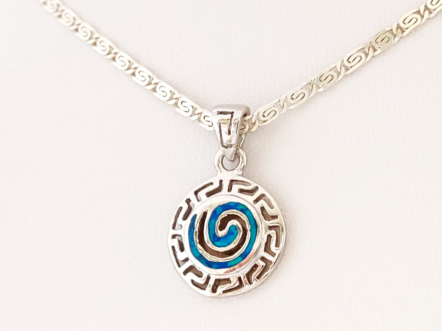 Collier grec en argent avec pendentif en spirale d’opale bleue 