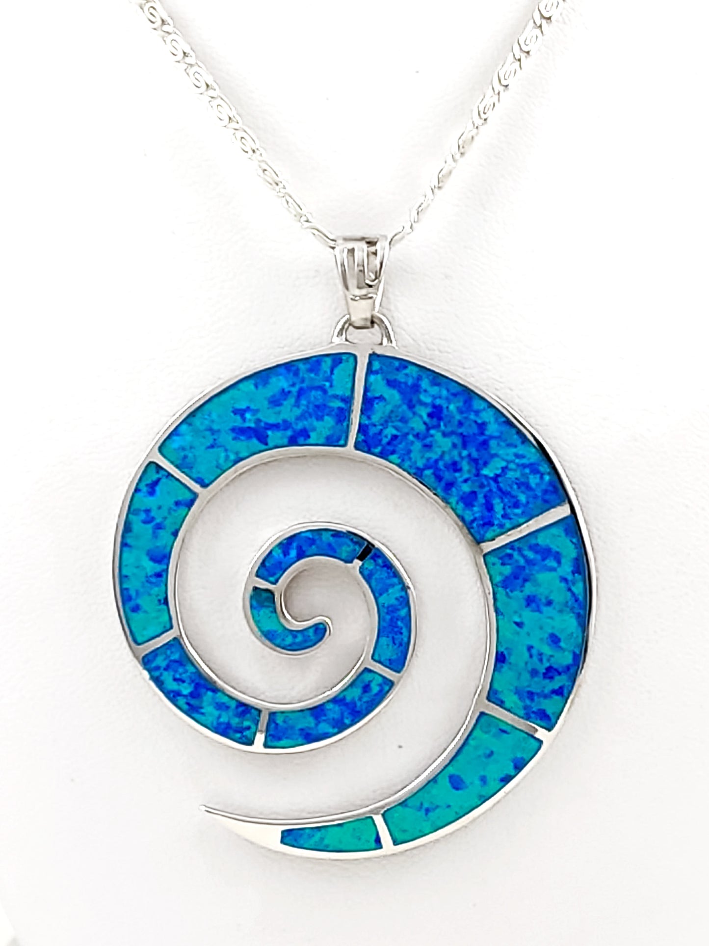 Collier avec pendentif en argent et opale bleue en spirale grecque, grand collier de 50 mm 
