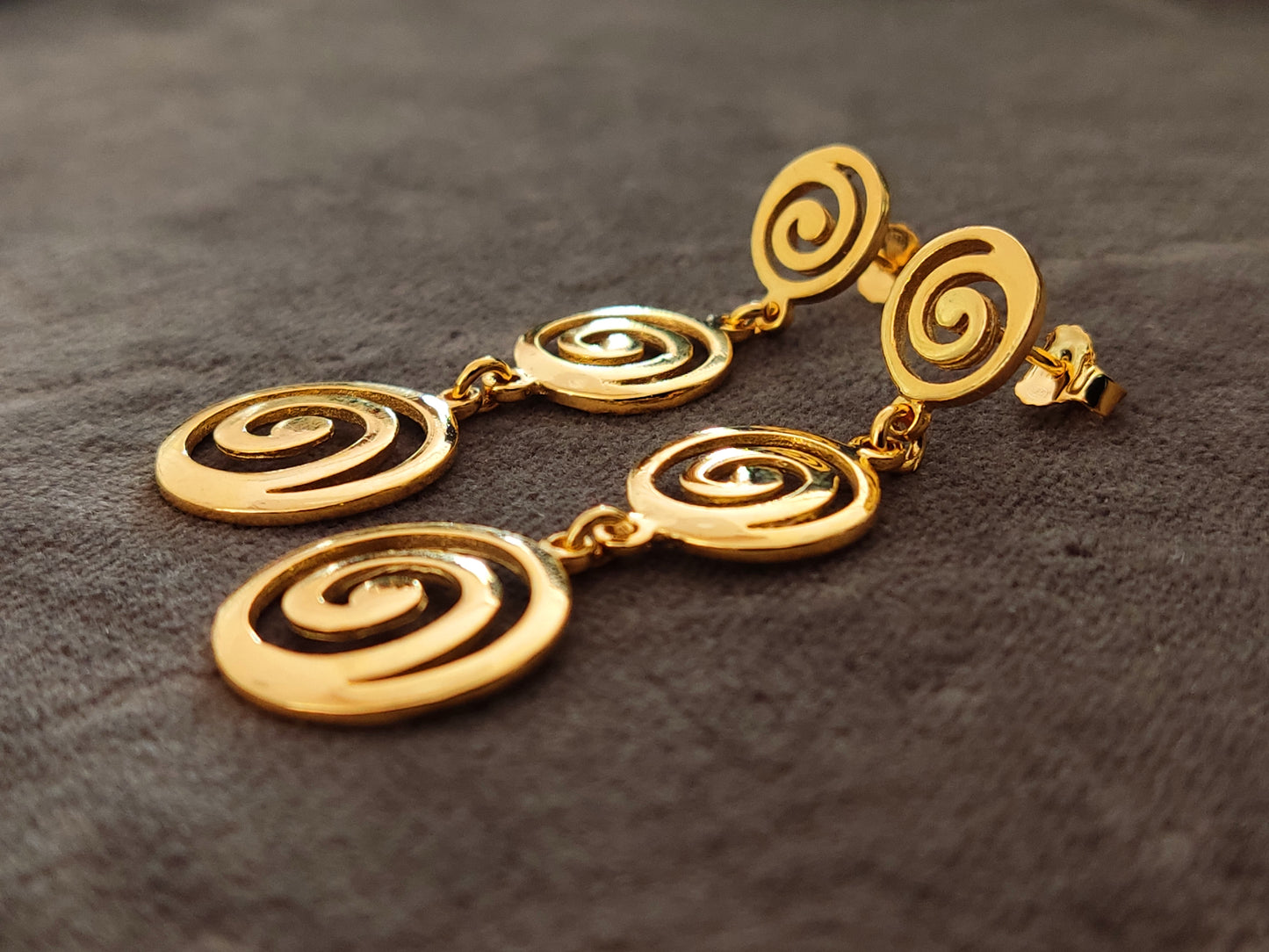 Griechische Ohrringe aus dreifach spiralförmigem, vergoldetem Silber