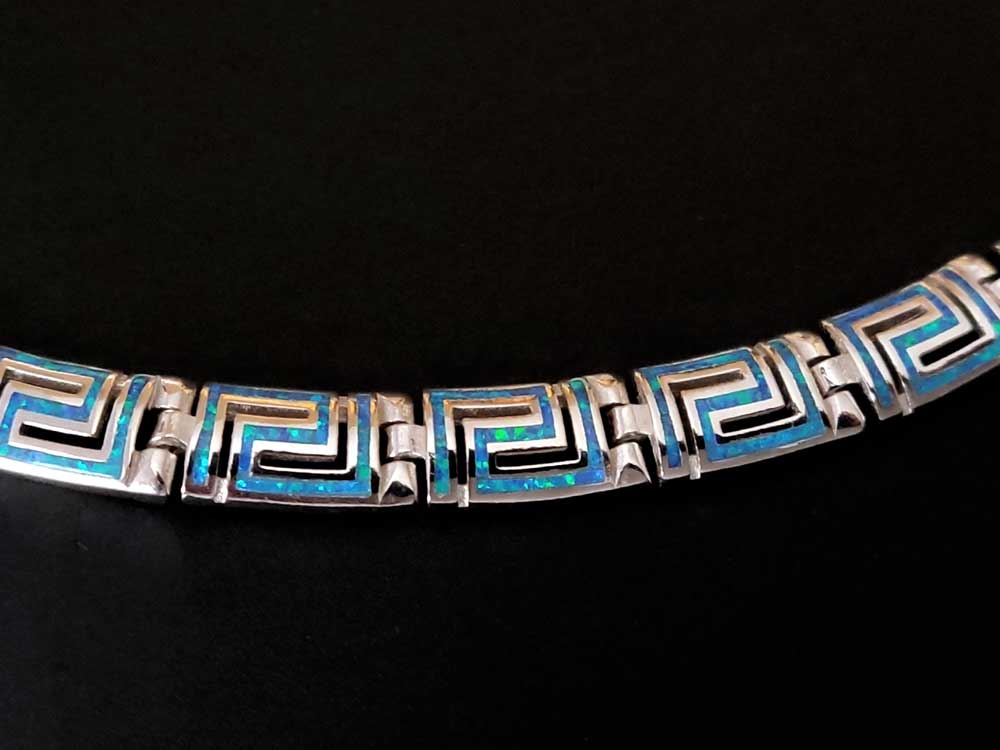 Gebogene Silberhalskette mit griechischem Schlüssel und blauem Opal