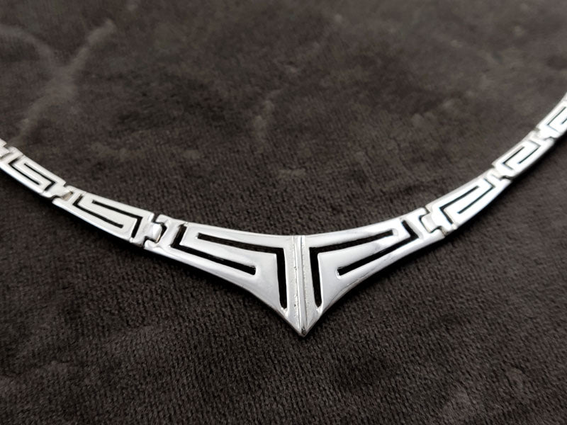 Collier en V en argent avec clé grecque