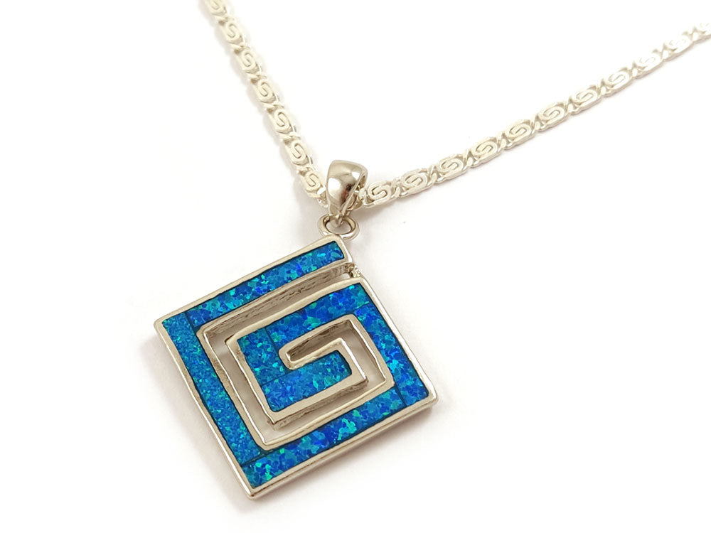 Collier avec pendentif en opale bleue et clé grecque 20 x 20 mm