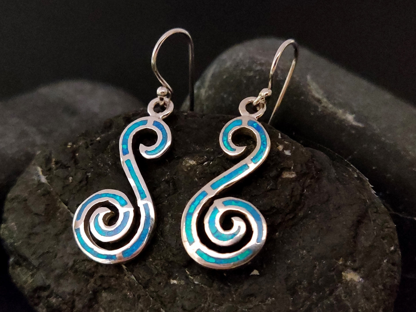 Doppelte spiralförmige griechische Ohrhänger mit blauem Opal, 12 x 30 mm