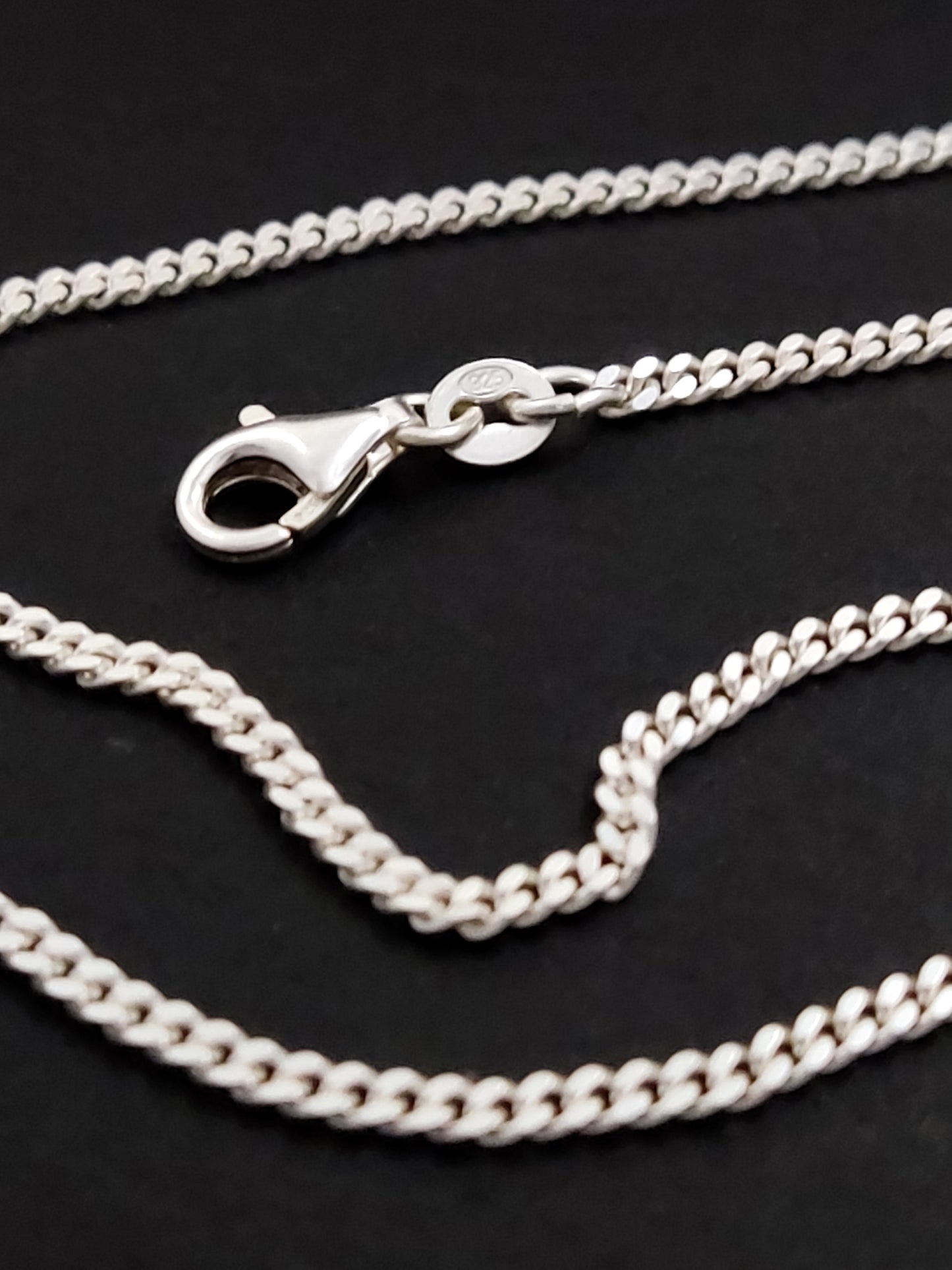 Halskette mit griechischem Spiralanhänger aus weißem Opal und Silber, 23 mm 