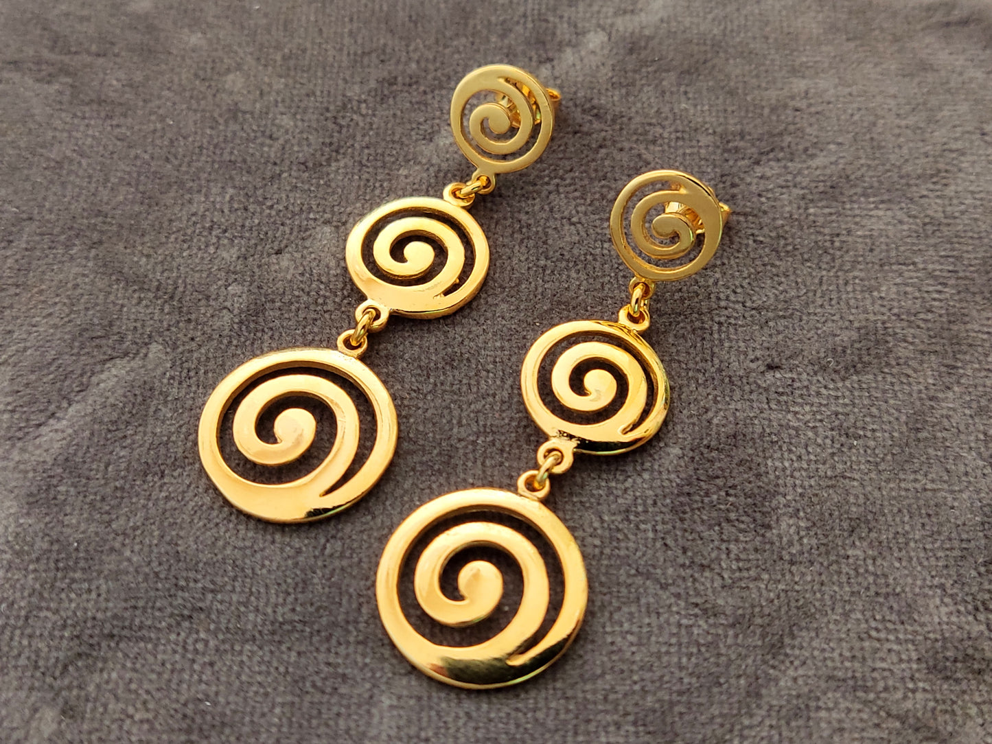 Boucles d'oreilles en argent plaqué or progressif à triple spirale grecque