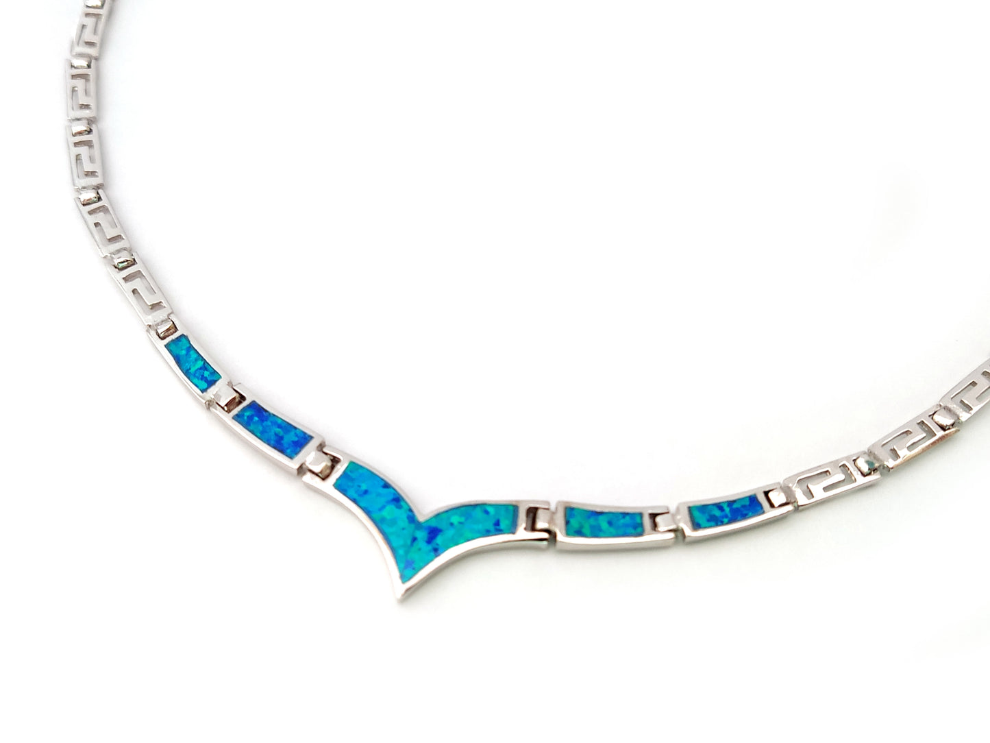 Griechische Schlüssel-Silberhalskette mit blauen Opalsteinen im V-Stil