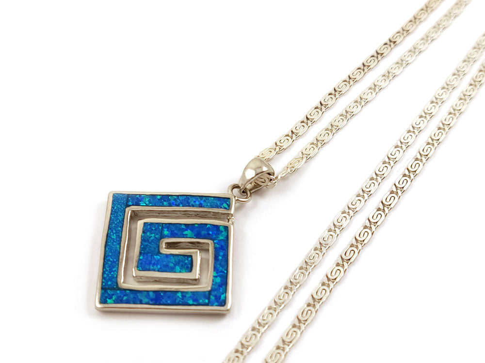 Collier avec pendentif en opale bleue et clé grecque 20 x 20 mm