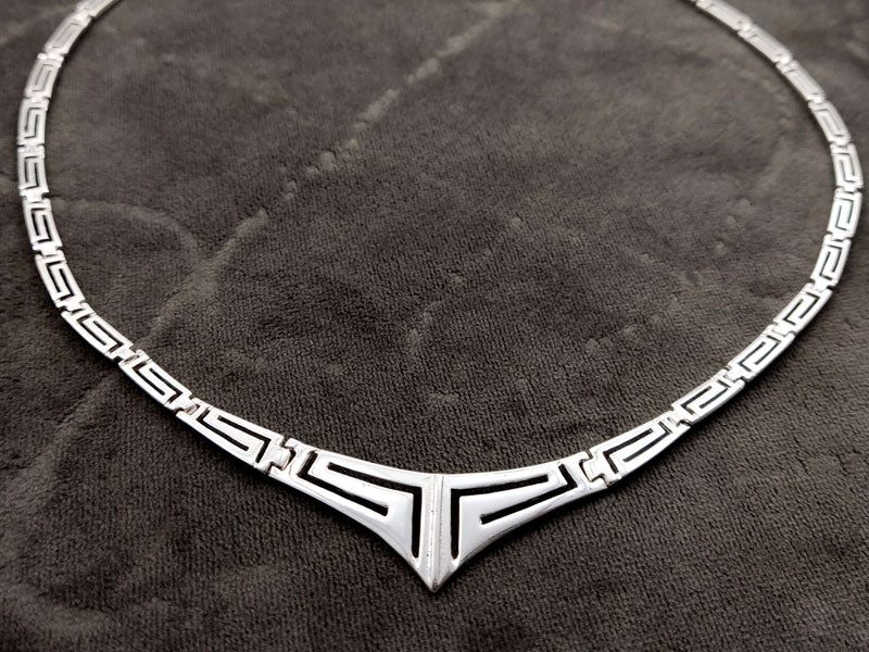 Collier en V en argent avec clé grecque