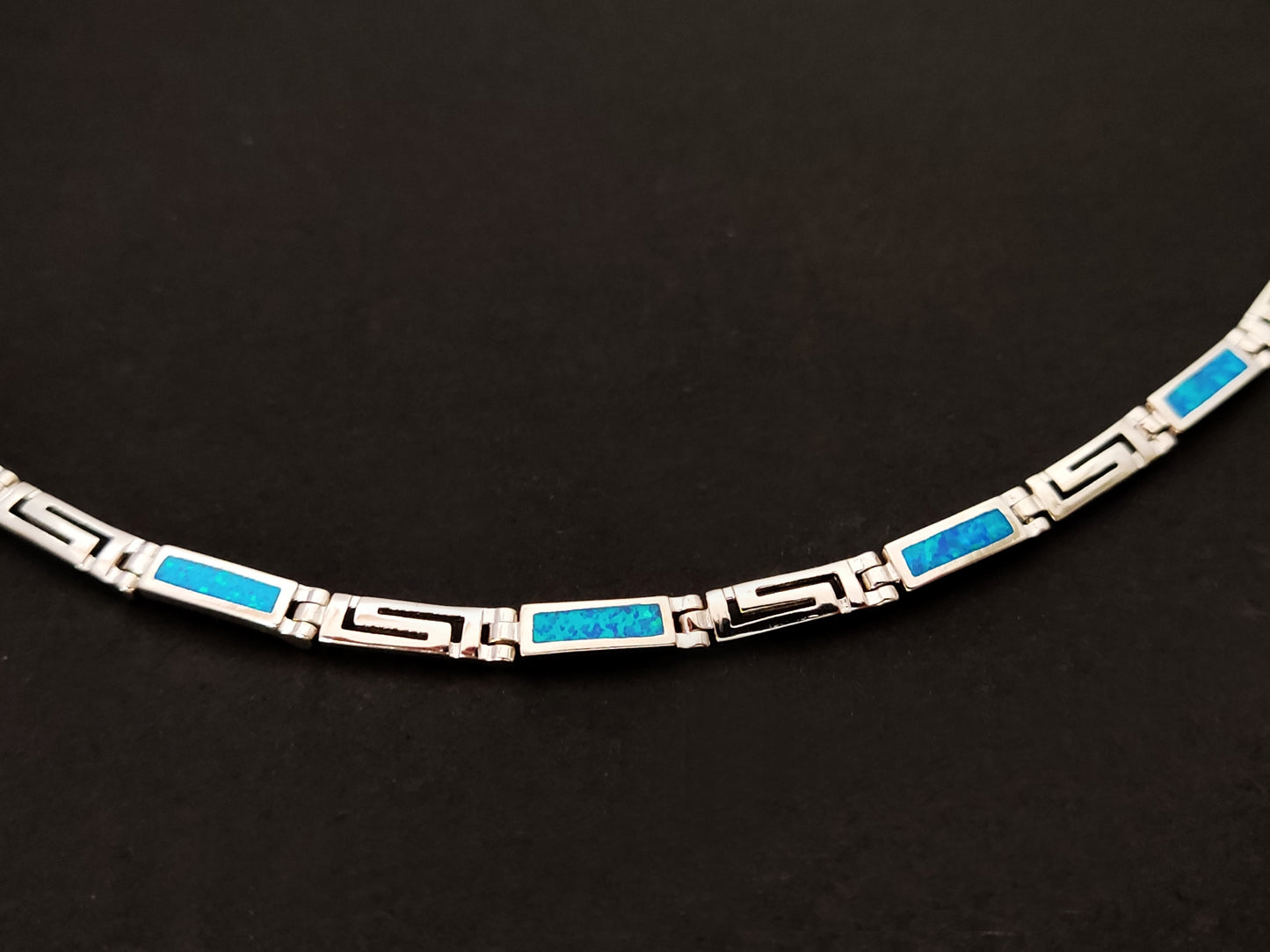 Verstellbare Halskette aus griechischem Schlüssel mit blauem Opal und Silber