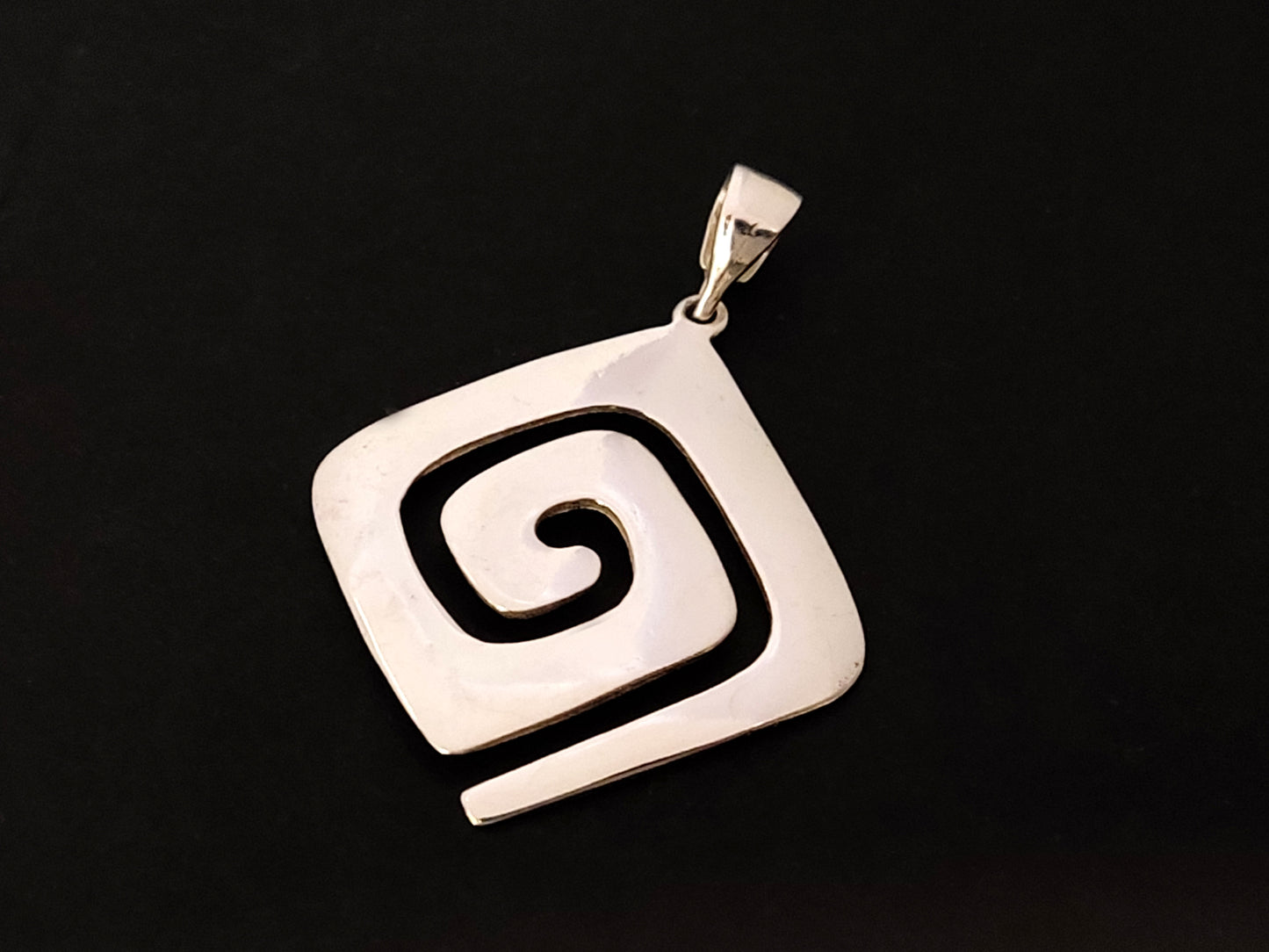 Spiral Greek Silver Pendant 23x23mm - Exquisite craftsmanship in an intricate and elegant design.