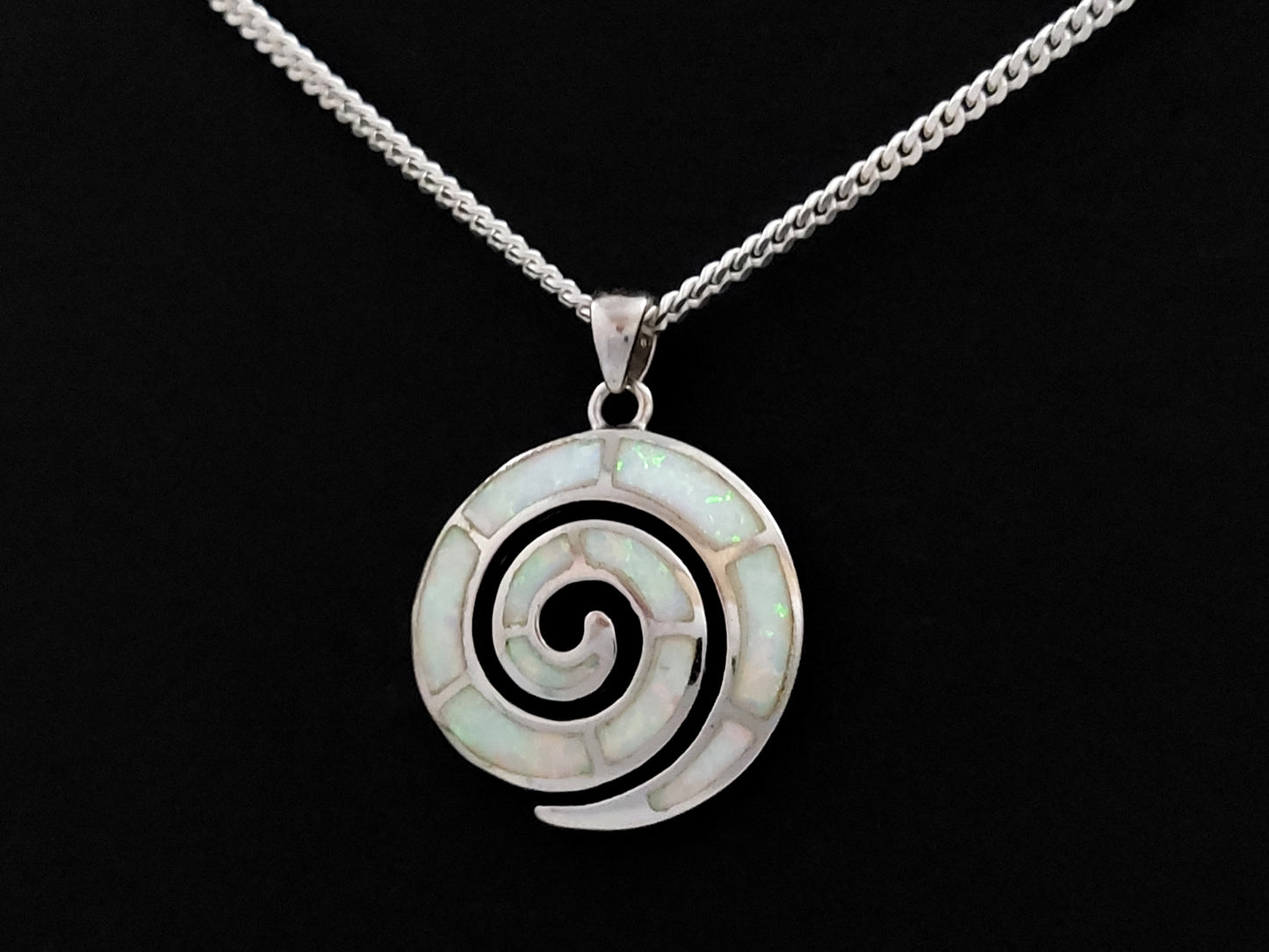 Halskette mit griechischem Spiralanhänger aus weißem Opal und Silber, 23 mm 