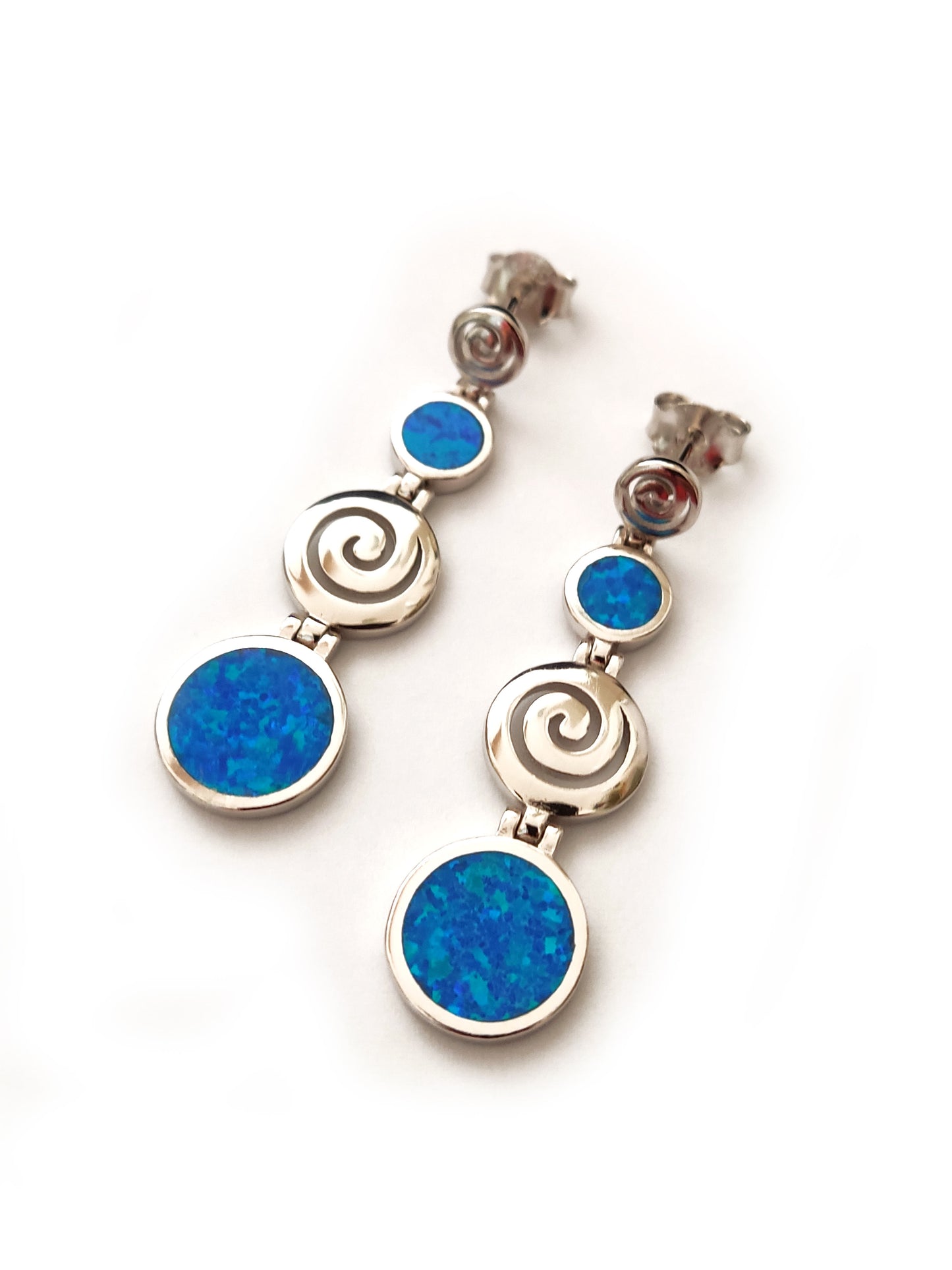 Boucles d'oreilles longues en argent avec pierres d'opale bleues en spirale grecque