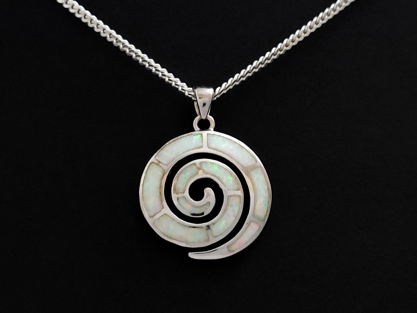 Collier pendentif en argent avec opale blanche spirale grecque 23 mm 