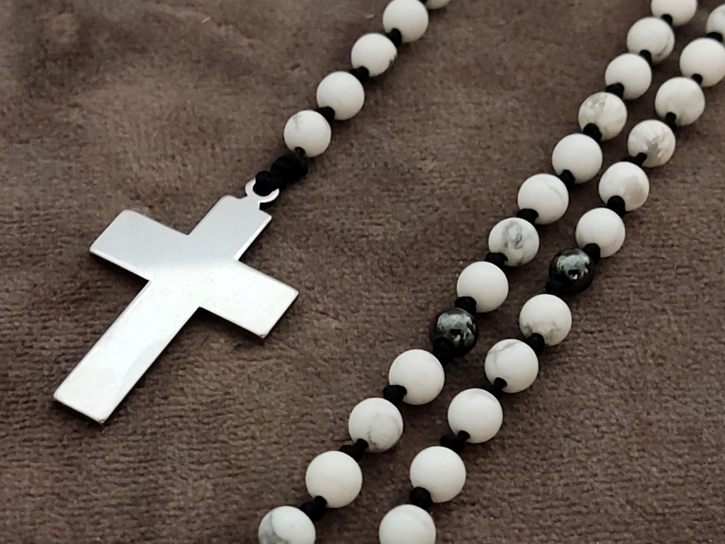Handgefertigte Rosenkranz-Halskette | Natürliche weiße Howlith- und Hämatitsteine ​​| Edelstahlkreuz | Einstellbare Länge | Hergestellt in Griechenland