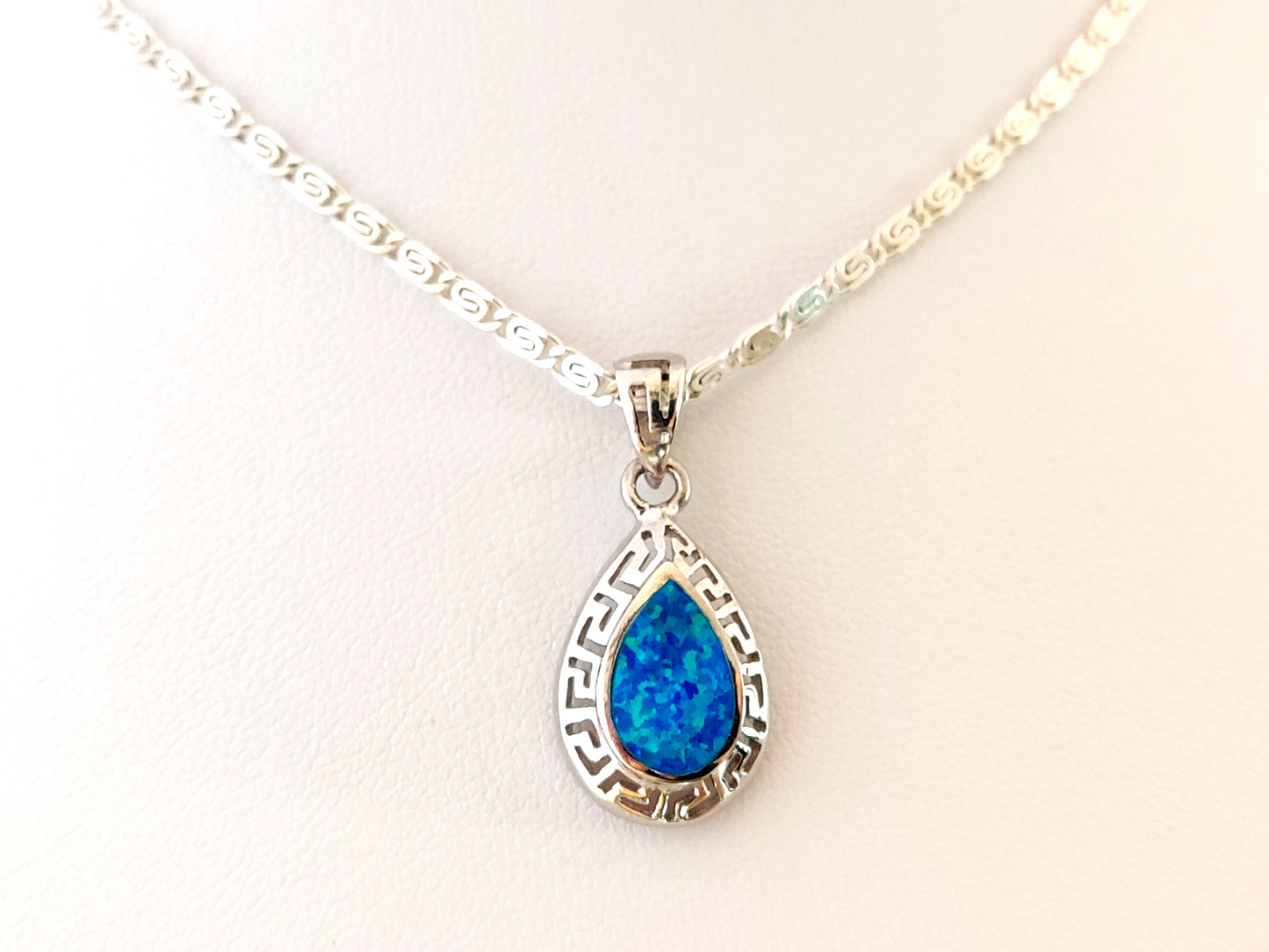 Collier en argent opale bleue avec pendentif en forme de goutte