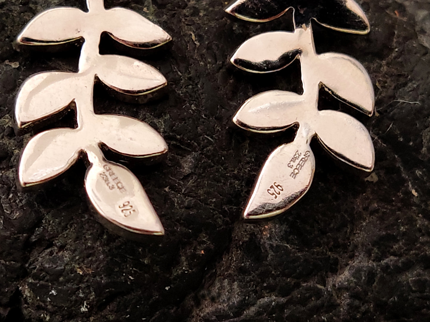 Boucles d'oreilles en argent avec opale blanche et feuilles d'olivier grecques