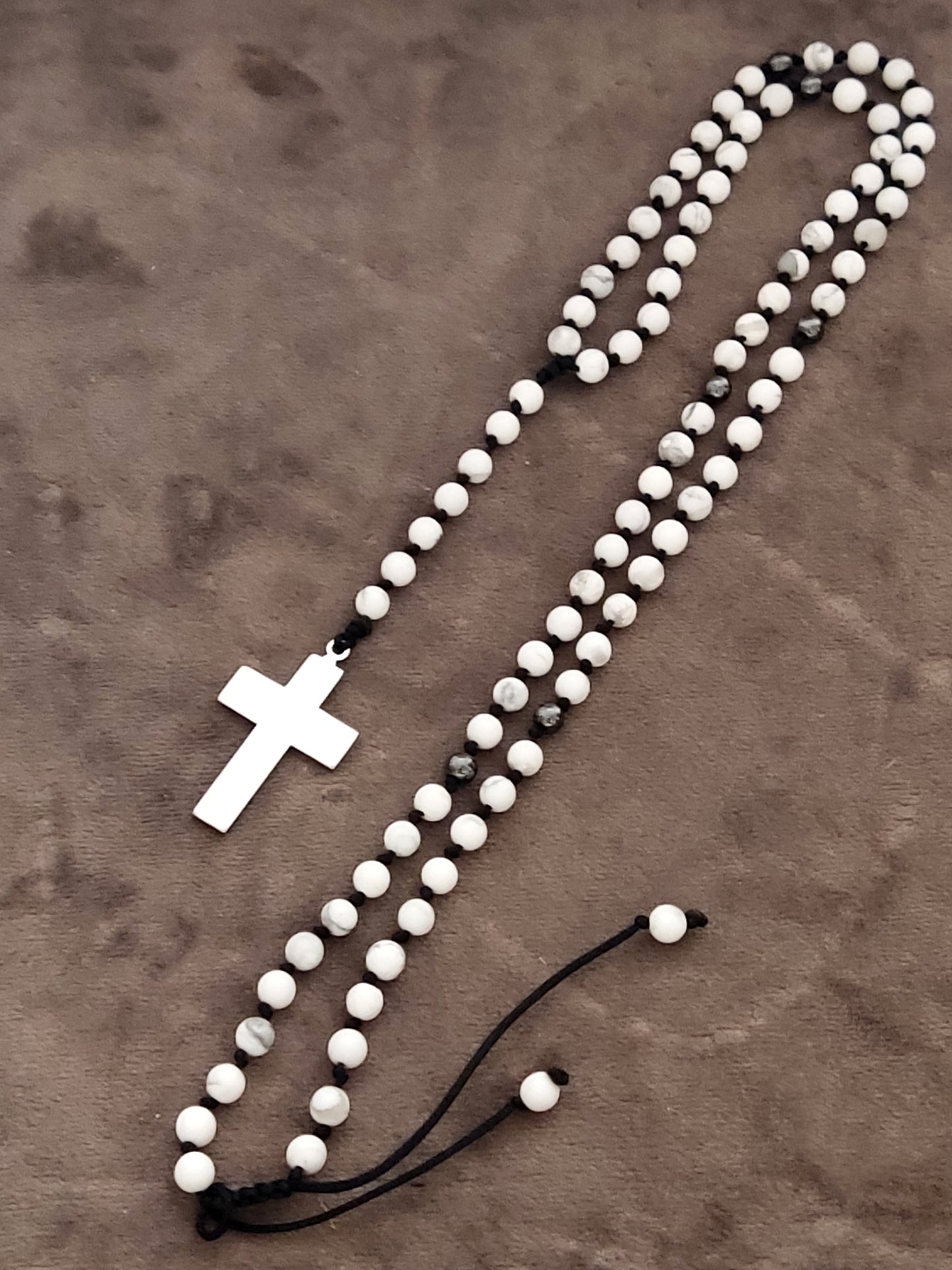 Handgefertigte Rosenkranz-Halskette | Natürliche weiße Howlith- und Hämatitsteine ​​| Edelstahlkreuz | Einstellbare Länge | Hergestellt in Griechenland