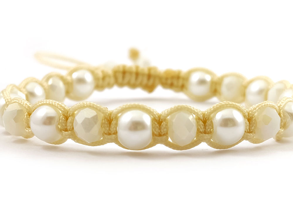 Adjustable macrame bracelet with freshwater pearls and crystals