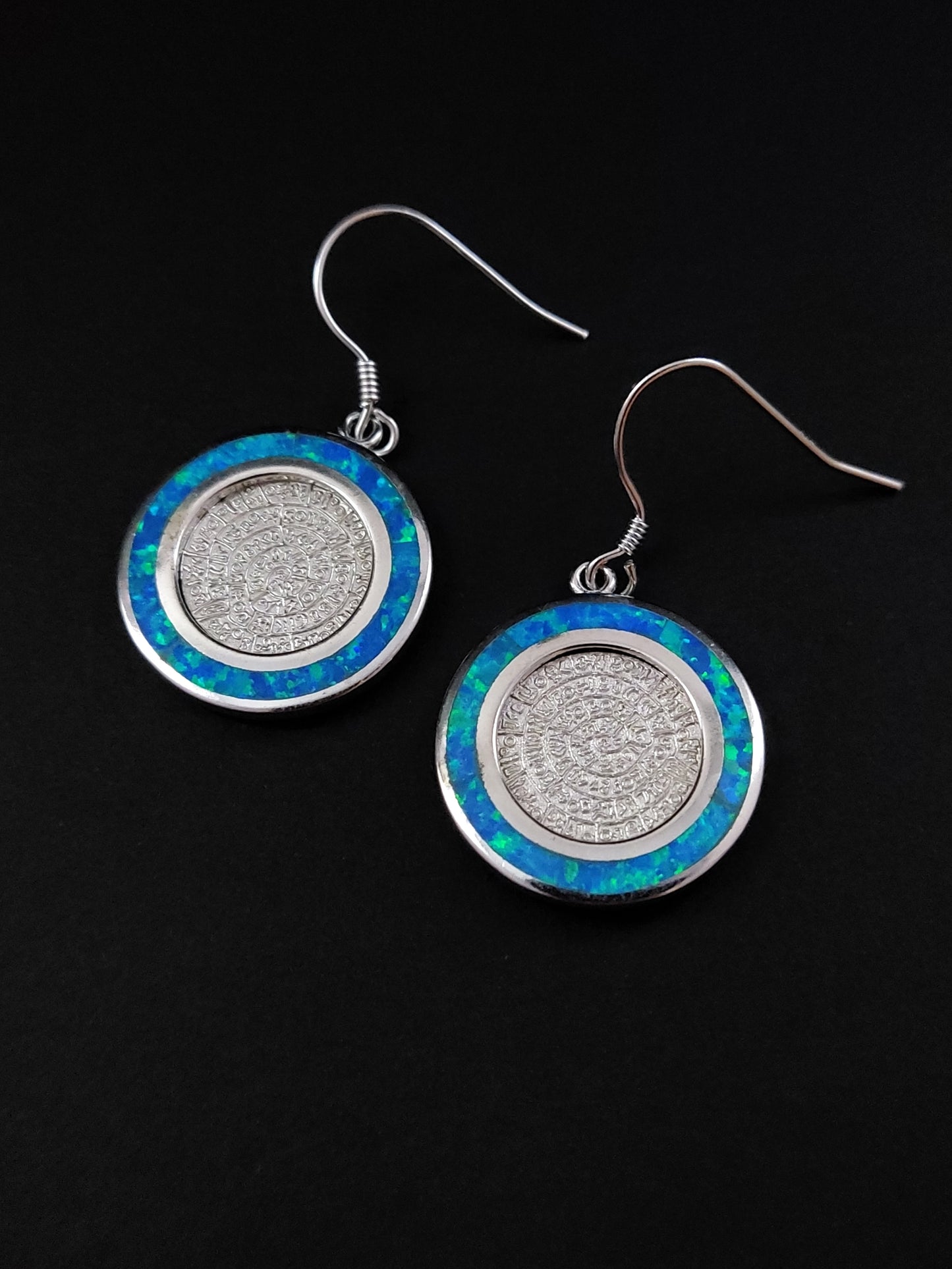 Boucles d'oreilles en argent et opale bleue Phaistos Disc 19 mm