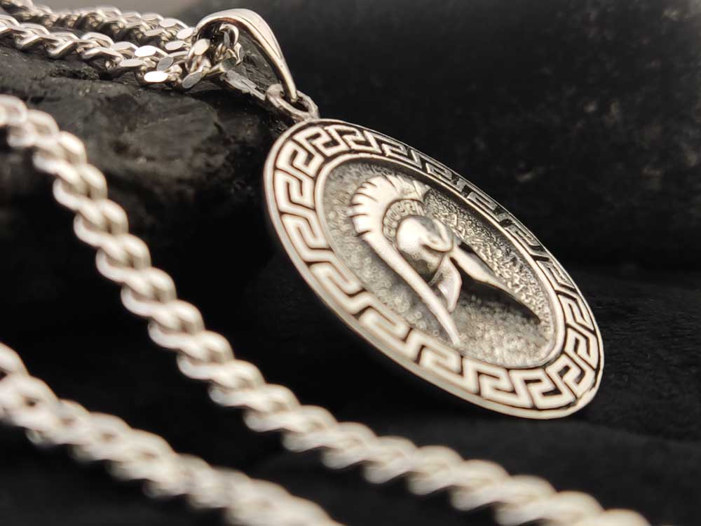 Gourmet design sterling silver 925 chain, 3mm thick, with a shining finish, paired with the helmet pendant.

