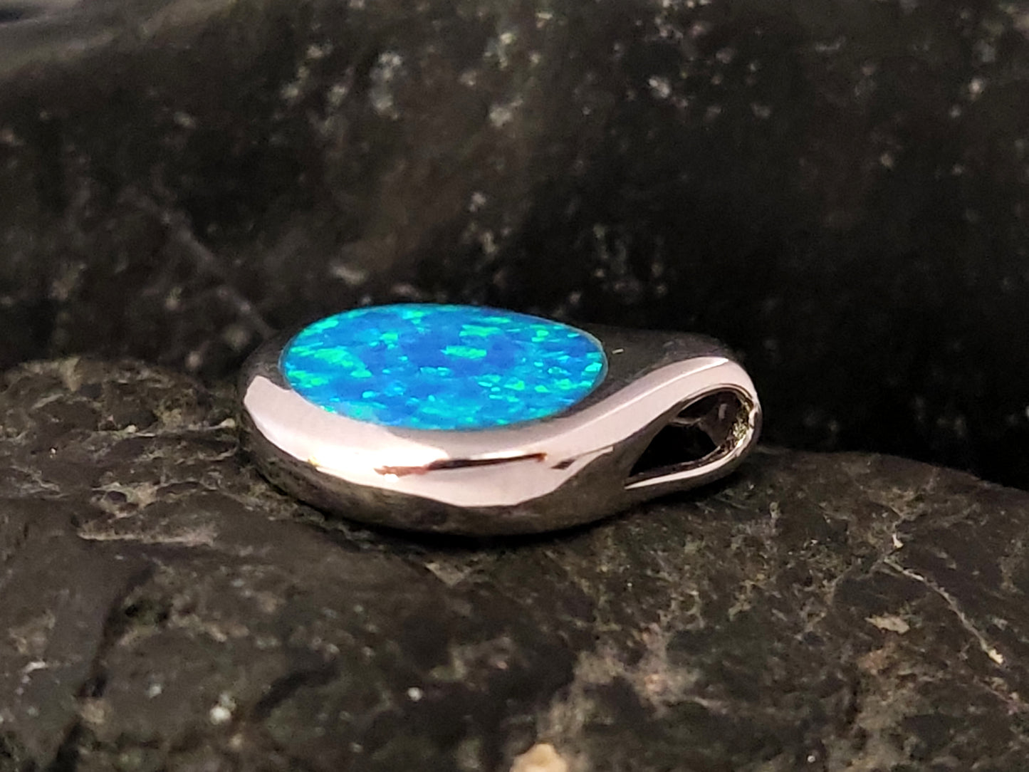 Griechischer blauer Opal-Ovalstein-Silberanhänger, 17 x 19 mm