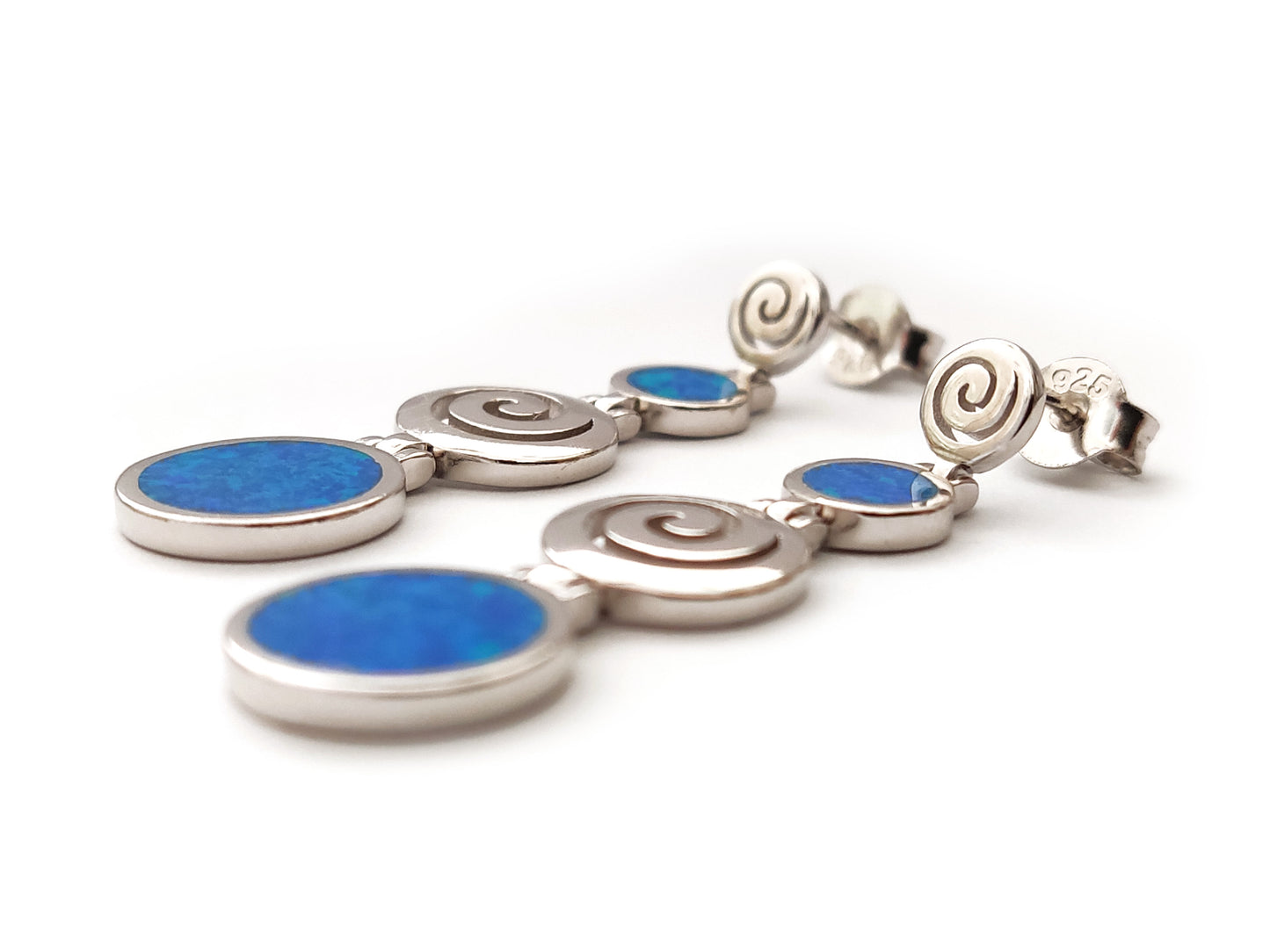 Lange baumelnde Silberohrringe mit griechischen Spiralen und blauen Opalsteinen