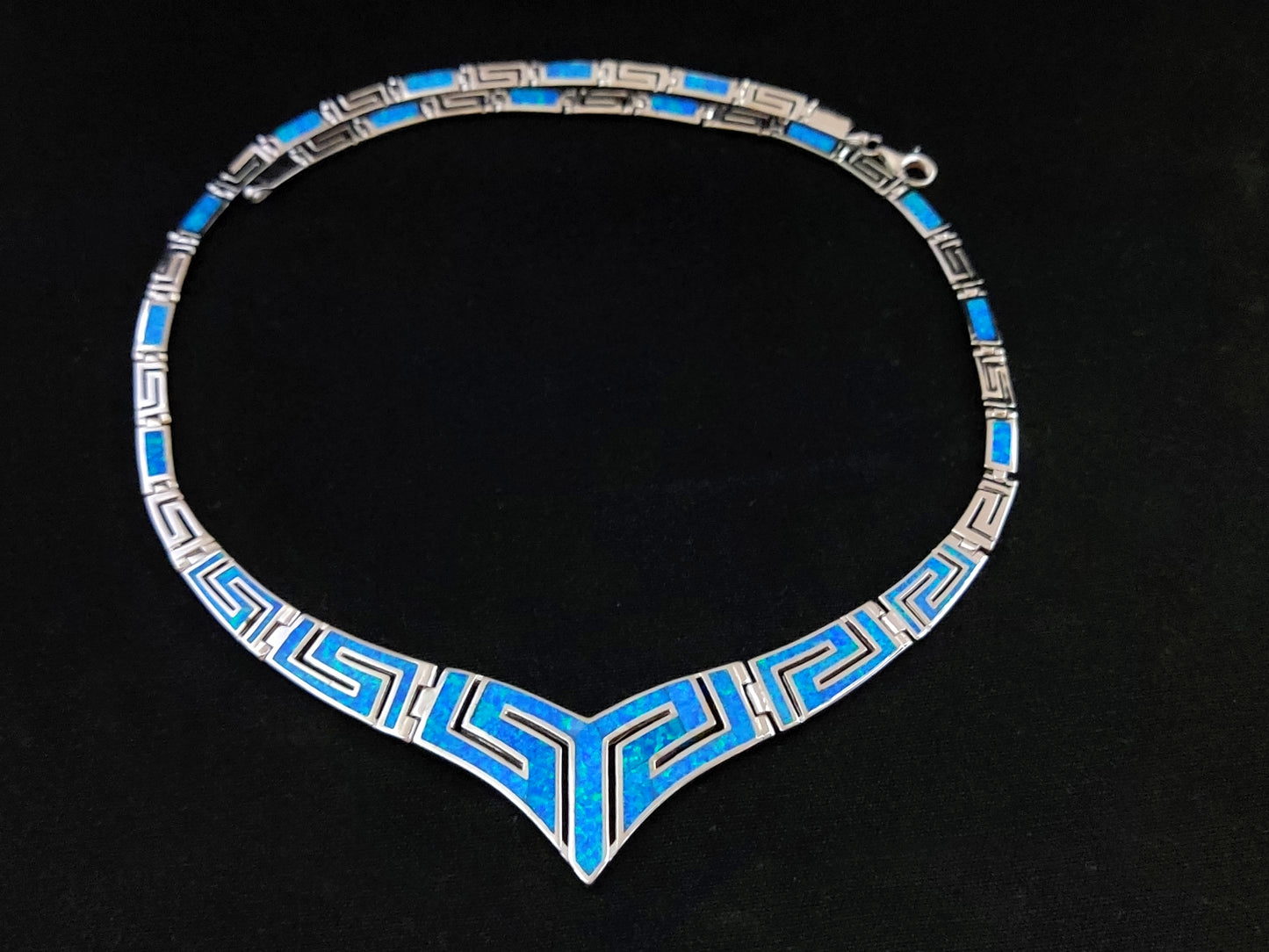 Silberne griechische blaue Opal-V-Halskette