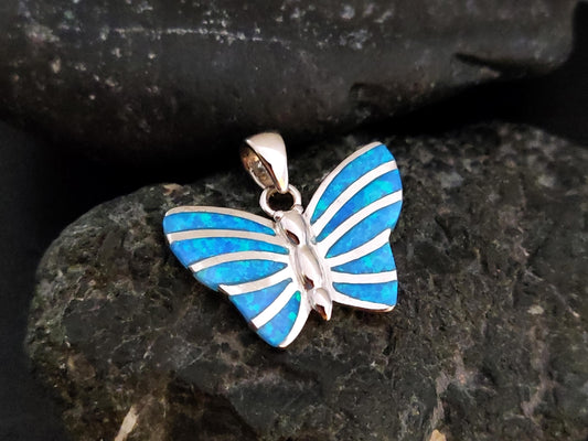 Pendentif papillon opale bleue