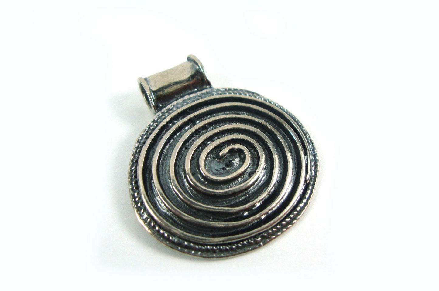 Ovaler Spiralanhänger aus oxidiertem Silber 21x30mm | -50% RABATT