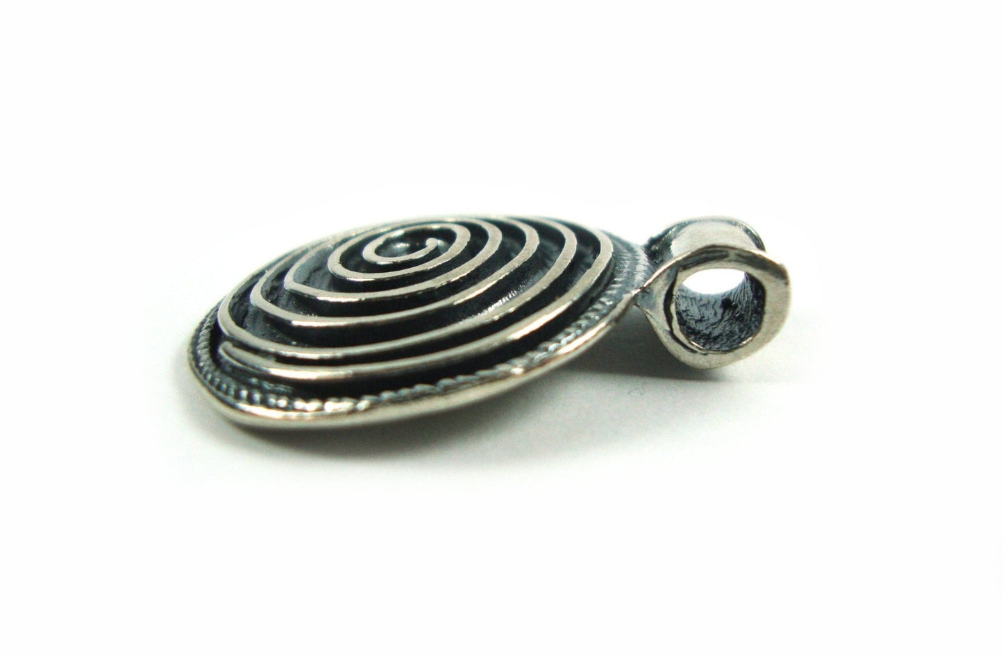 Ovaler Spiralanhänger aus oxidiertem Silber 21x30mm | -50% RABATT
