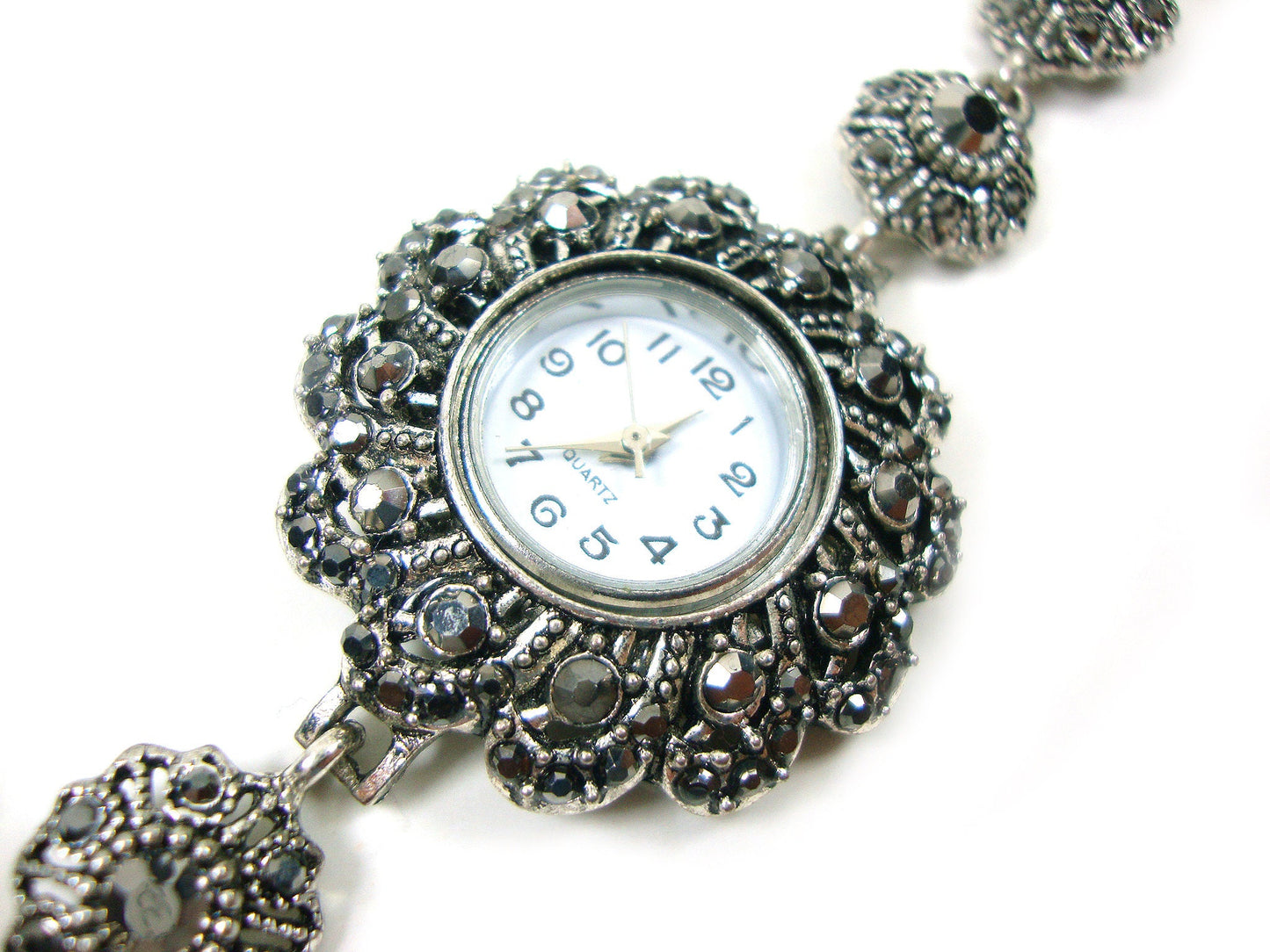 Griechische byzantinische moderne Uhr, graue silberne Kristalle Quarz runde ethnische Uhr, türkische Armbanduhr, griechischer Schmuck, griechischer türkischer Schmuck