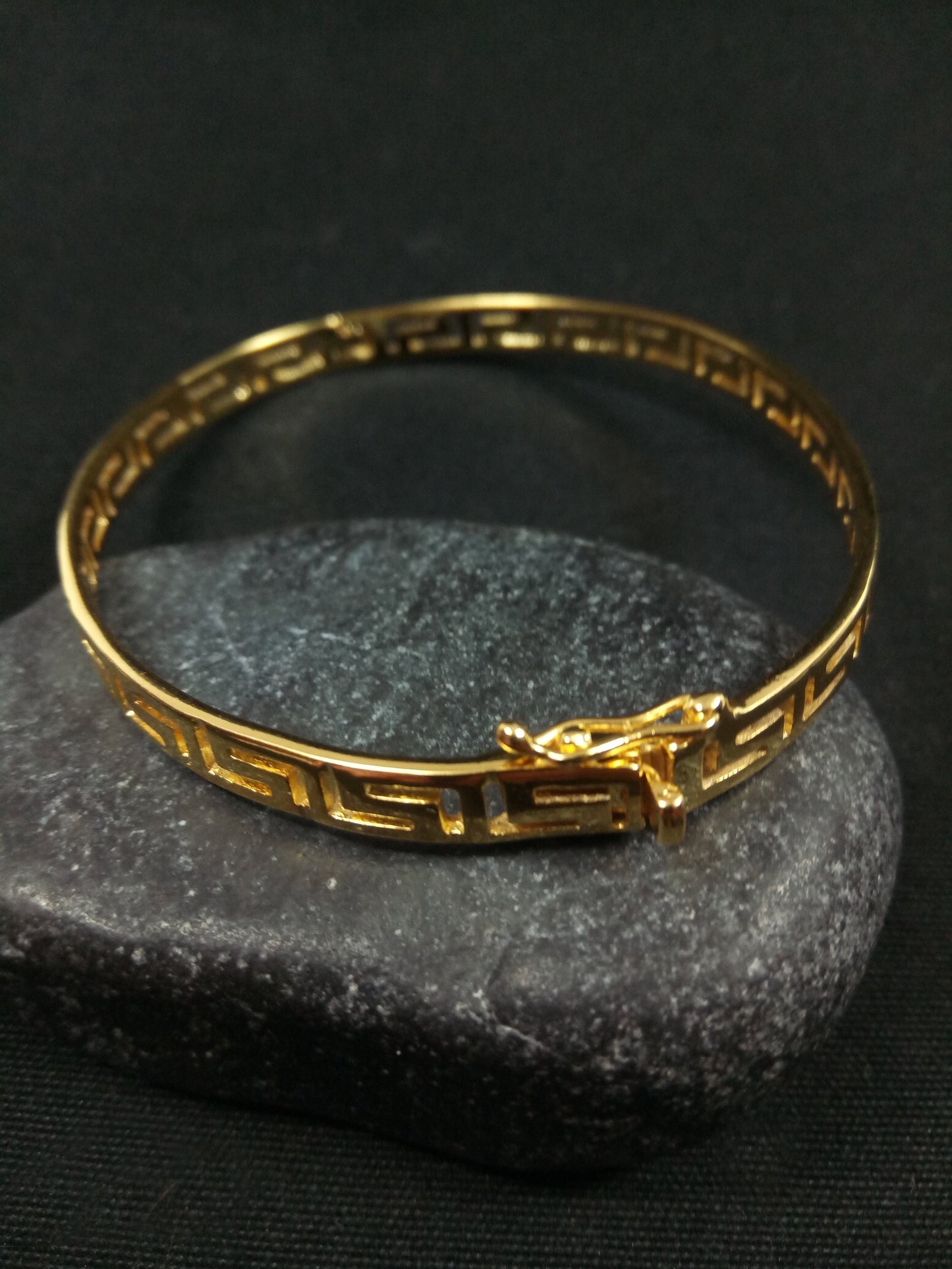 Vergoldetes Manschettenarmband aus Silber mit griechischem Schlüssel