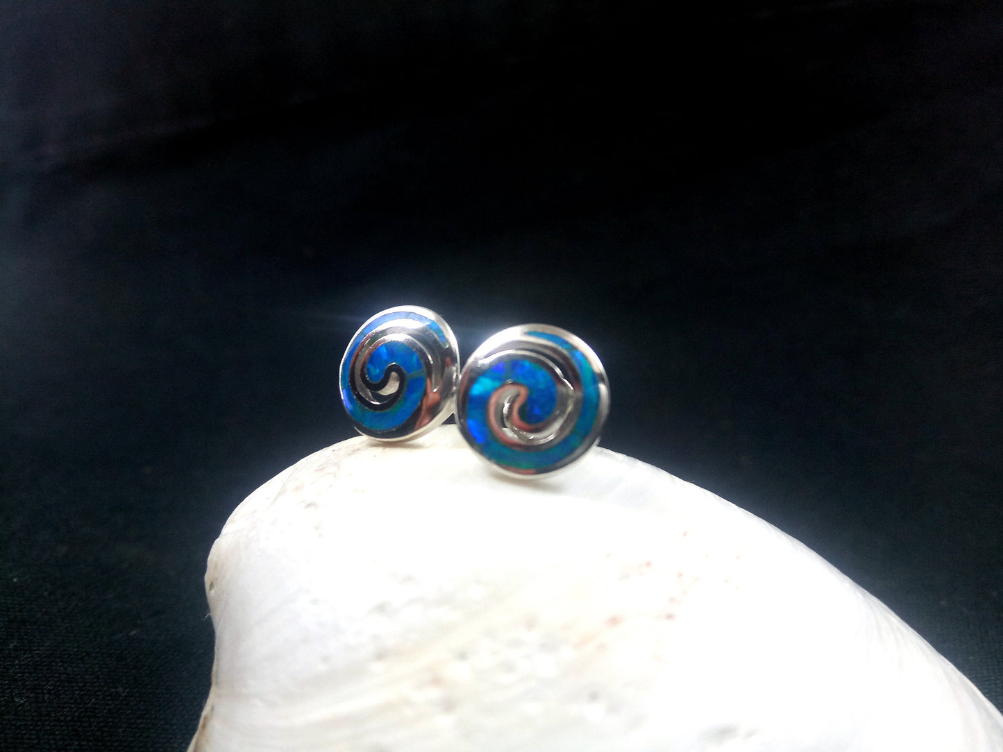 Sterling Silber 925 griechische Spirale Feuer blauer Opal Ohrstecker 10mm, griechischer Opal Spirale Ohrringe, griechischer Schmuck, griechischer Opal Ohrringe